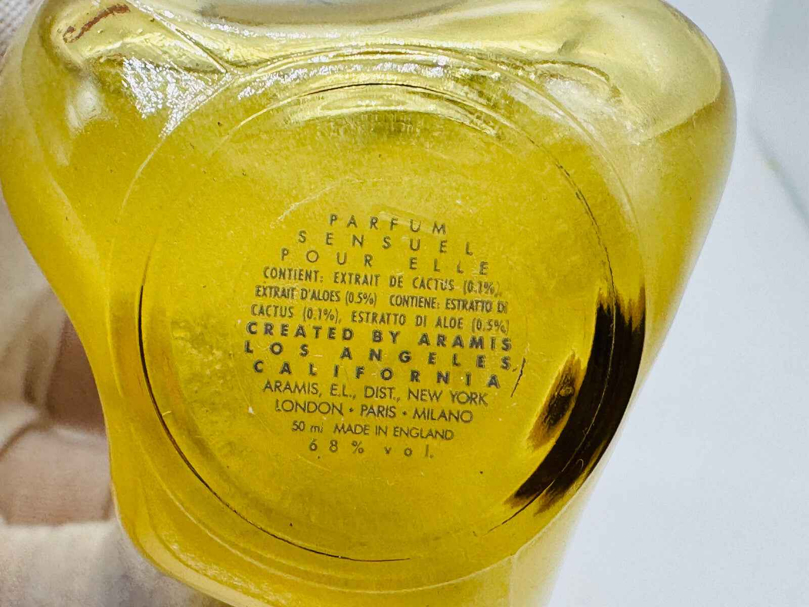 Flacone di Aramis New West Profumo Vintage con estratti naturali e design elegante