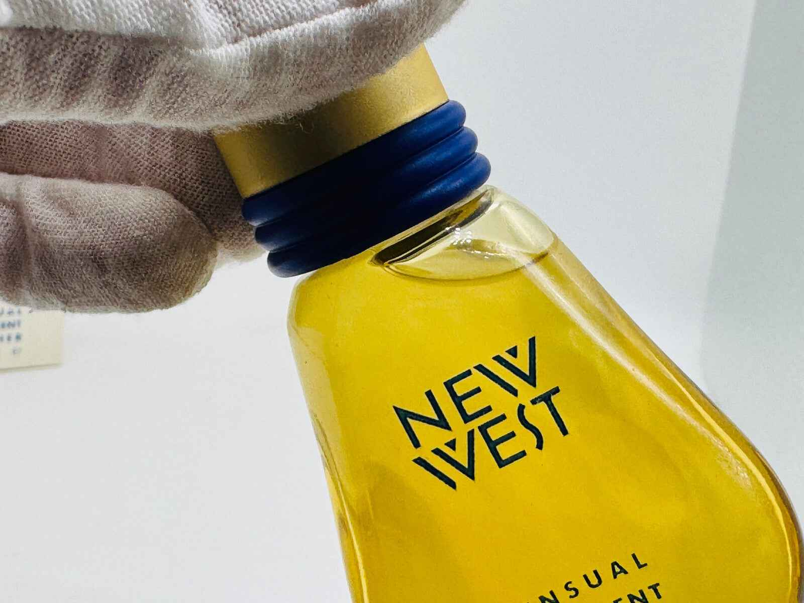 Flacone di profumo Aramis New West Profumo Vintage con etichetta distintiva e tappo blu