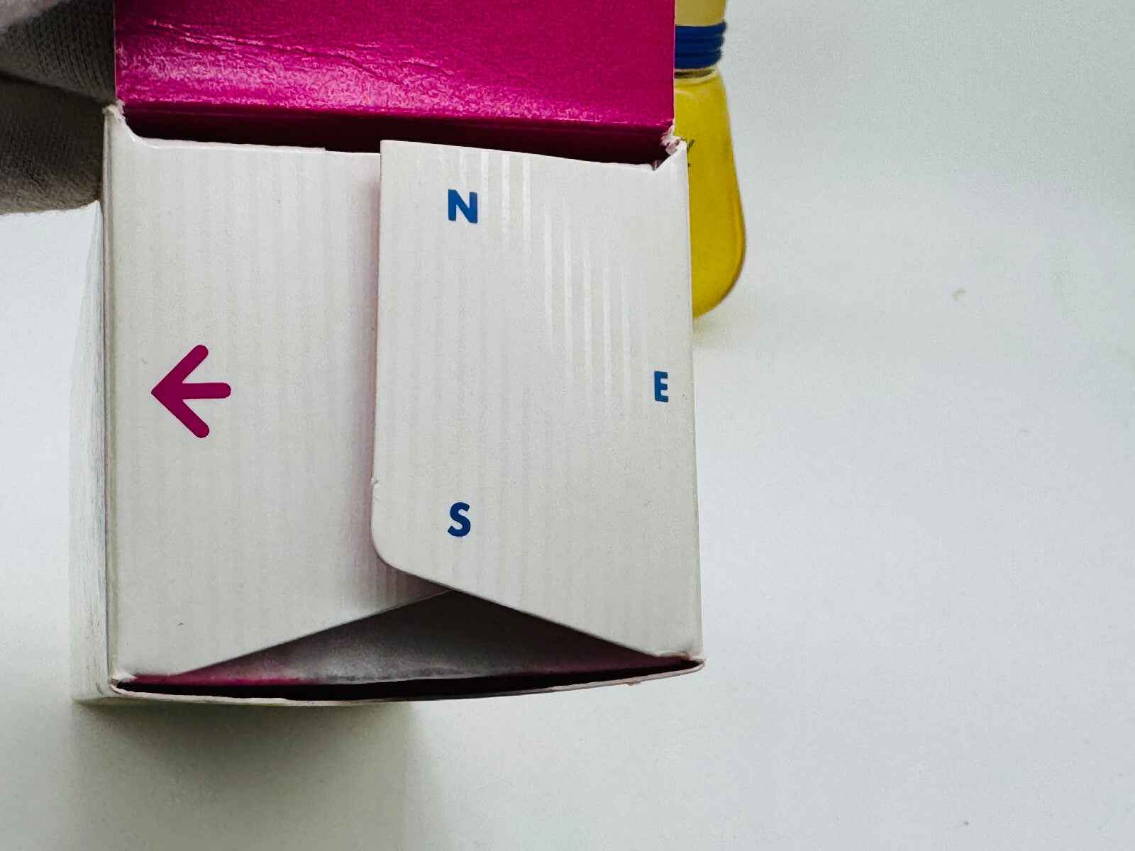 Scatola di Aramis New West Profumo Vintage con design accattivante e colori vivaci