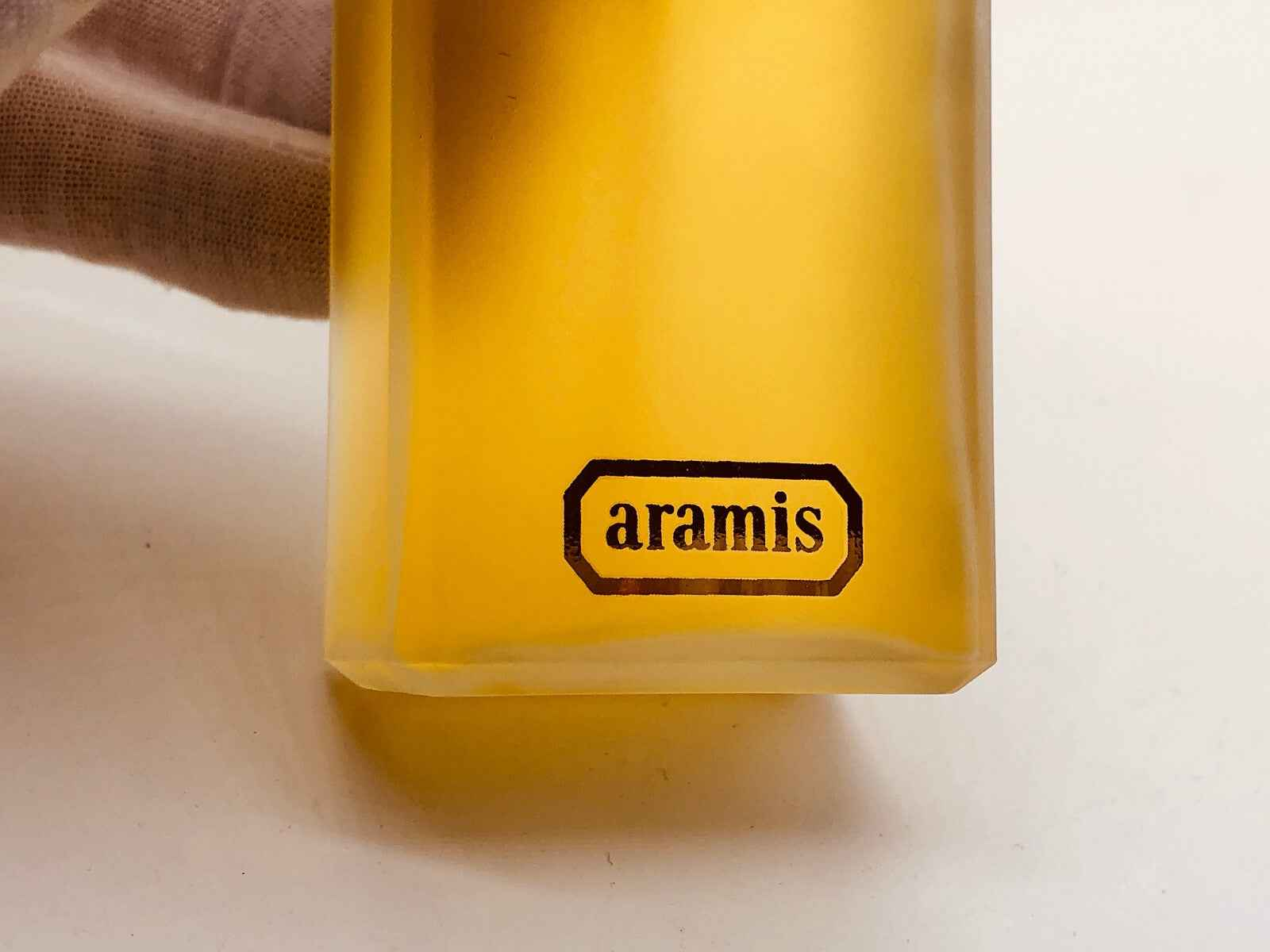 Flacone di profumo Aramis Cologne Vintage con etichetta distintiva e colore ambrato