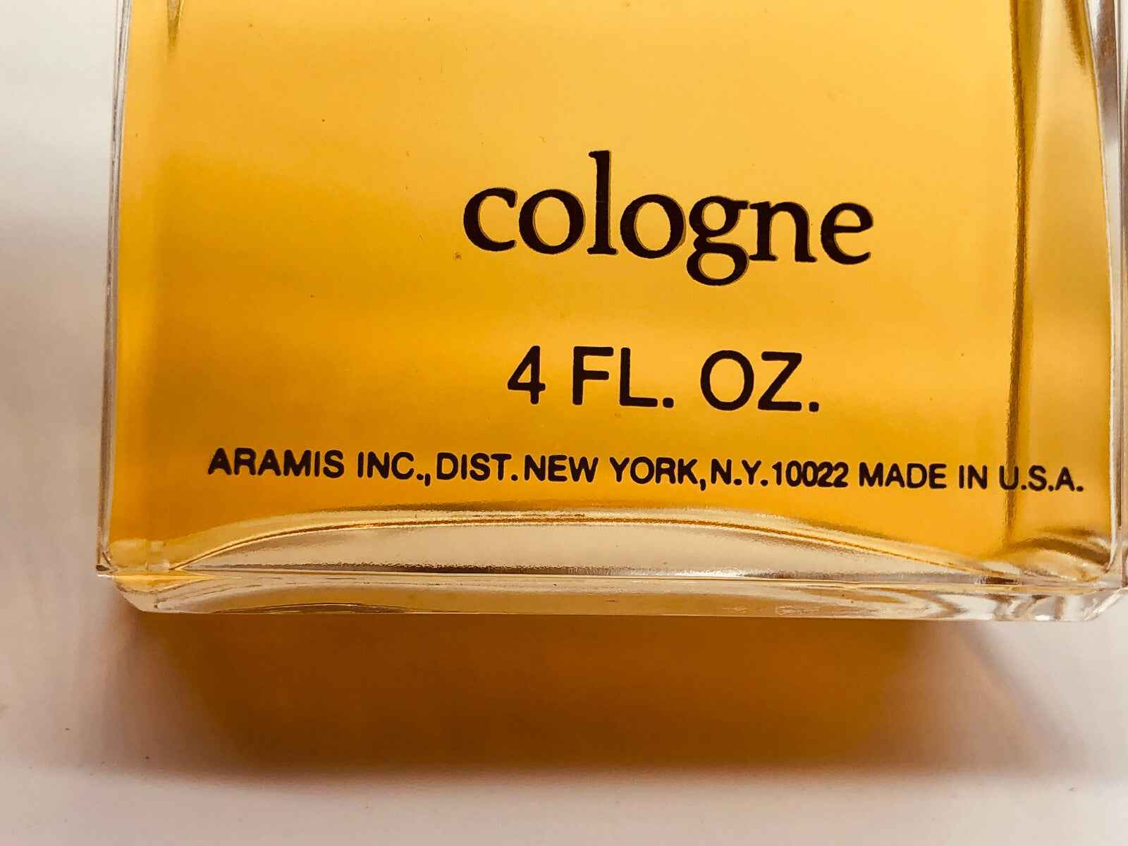 Bottiglia di profumo Aramis Cologne Vintage di 4 fl. oz. con colore giallo oro