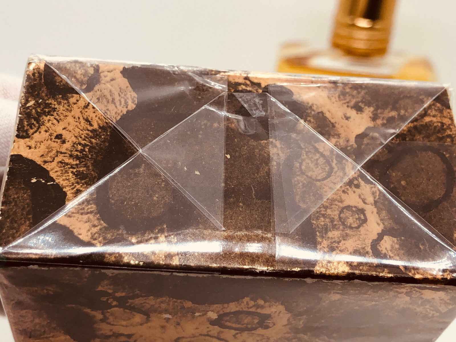 Scatola del profumo Aramis Cologne Vintage con design elegante e dettagli artistici