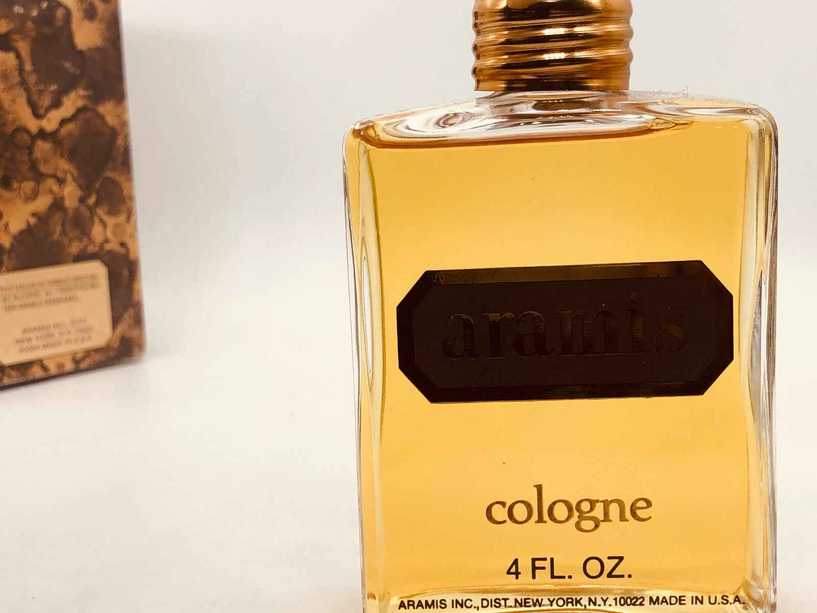 Bottiglia di profumo Aramis Cologne Vintage in vetro da 4 fl oz con tappo dorato