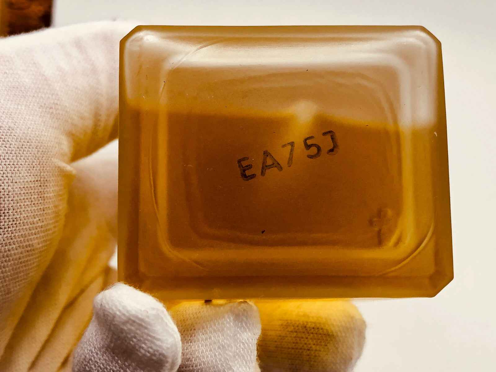 Flacone di profumo Aramis Cologne Vintage con tonalità ambrata e design squadrato elegante