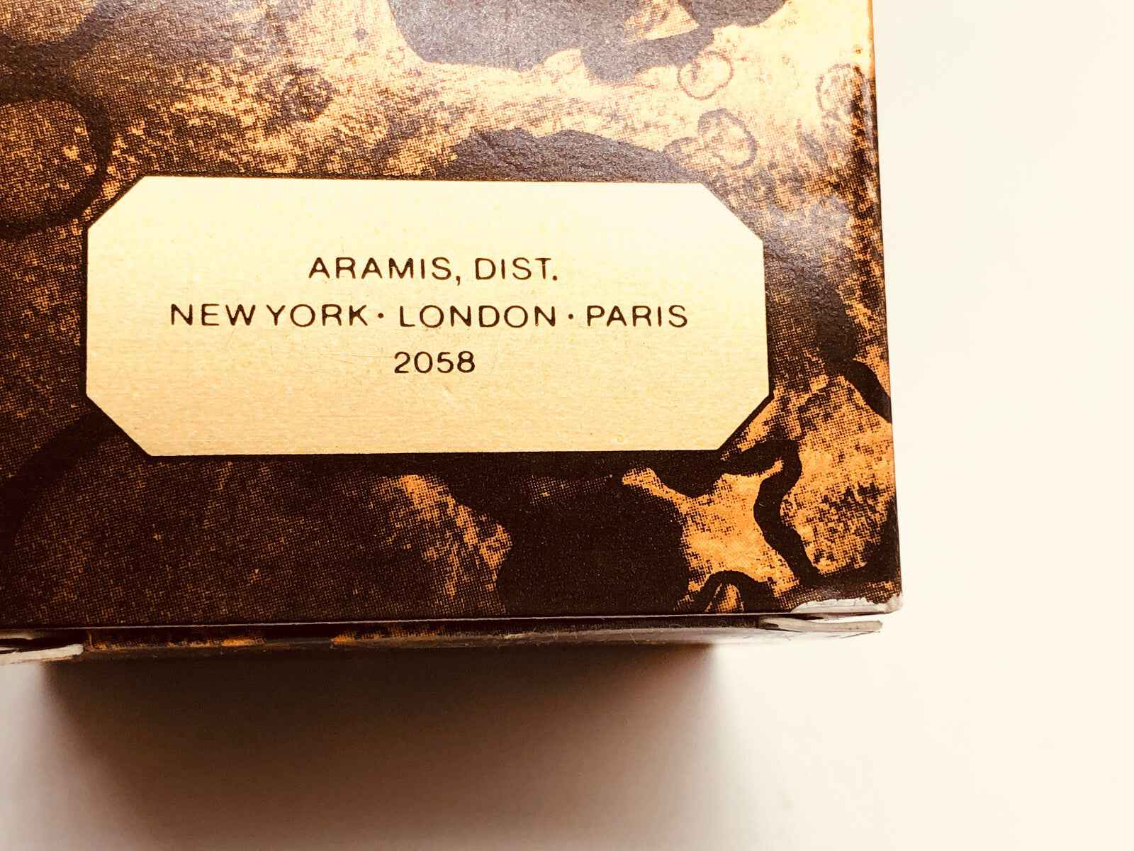 Scatola del profumo Aramis Cologne Vintage con informazioni sul distributore e città