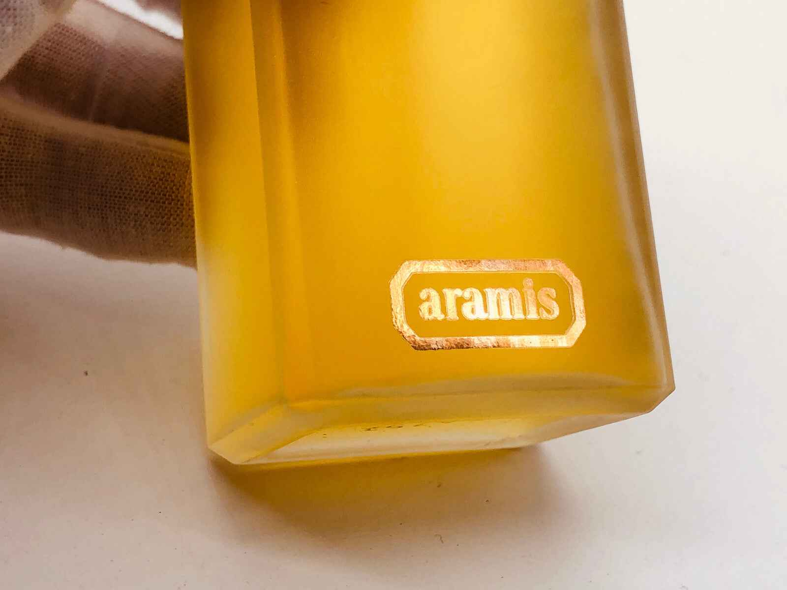 Flacone di Profumo Aramis Cologne Vintage con etichetta dorata e design elegante