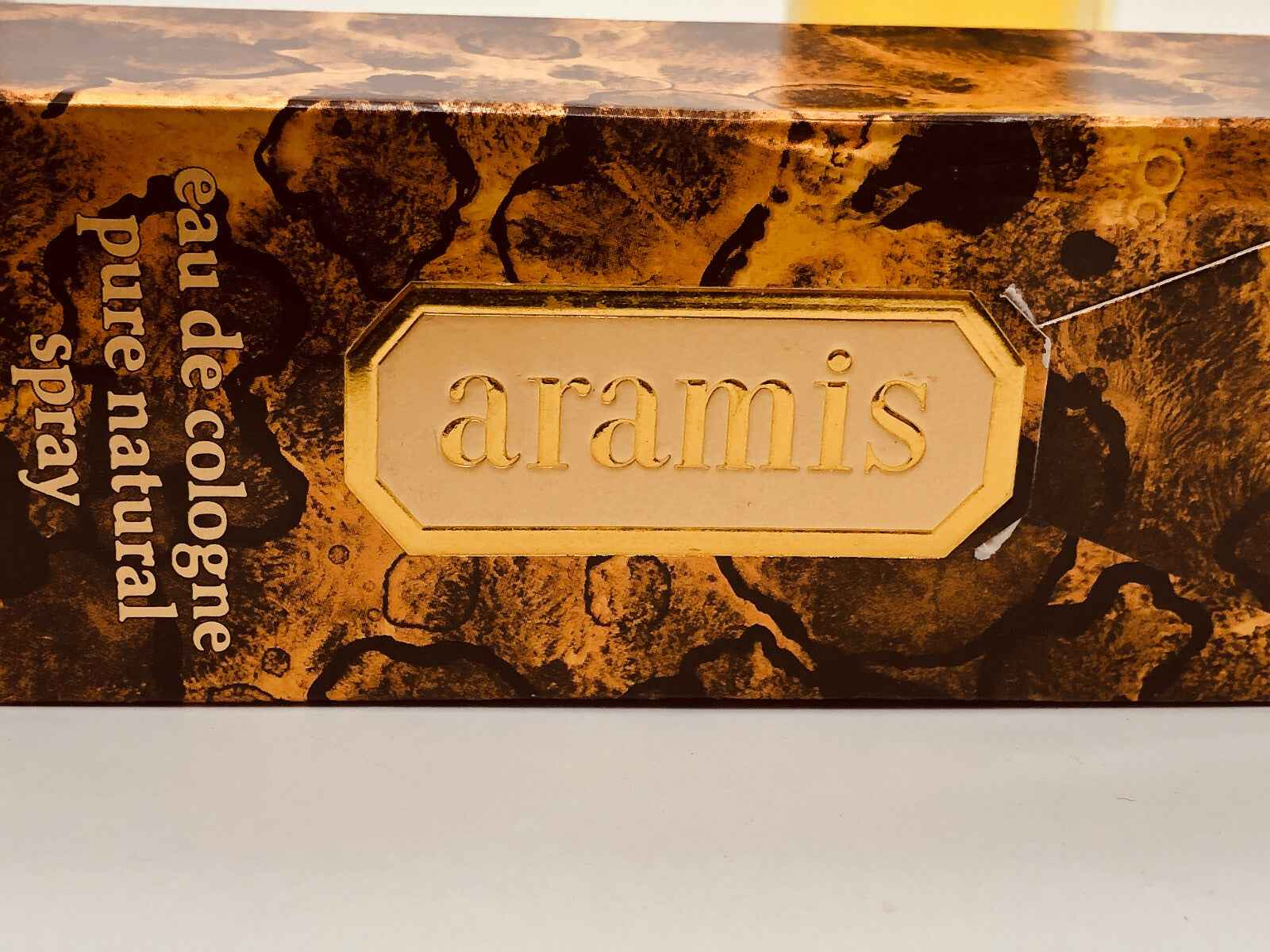 Confezione del profumo Aramis Cologne Vintage con design dorato ed etichetta elegante