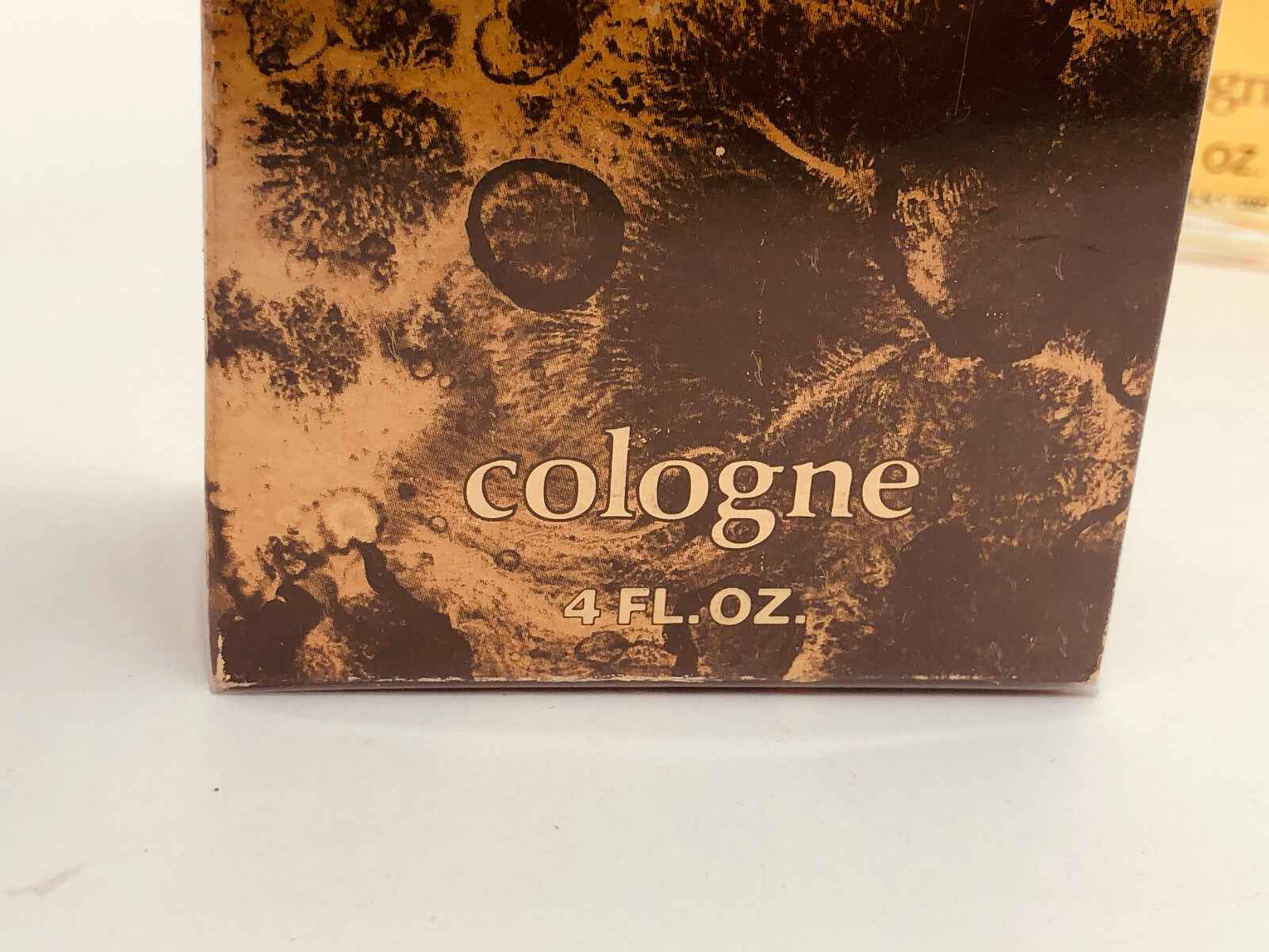 Scatola di profumo Aramis Cologne Vintage da 4 FL OZ con design elegante e classico