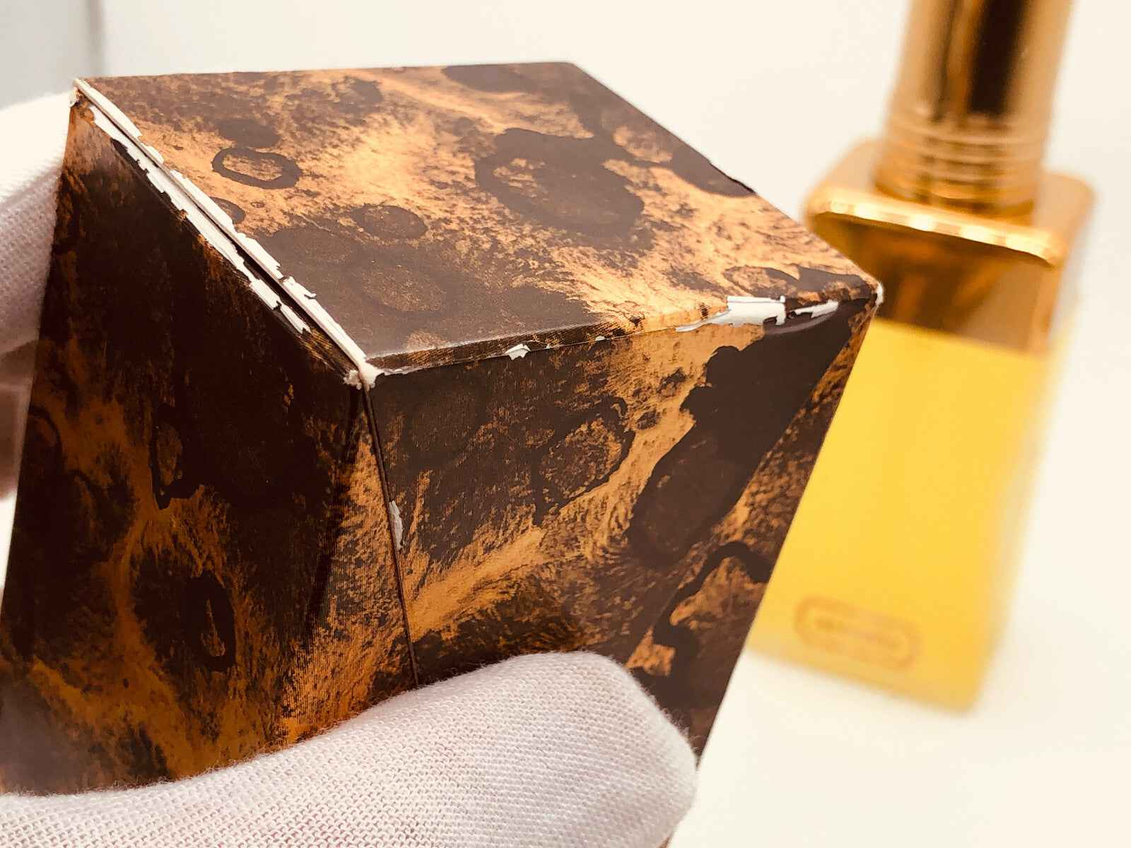 Confezione vintage del Profumo Aramis Cologne Vintage con design elegante e dorato in sfondo