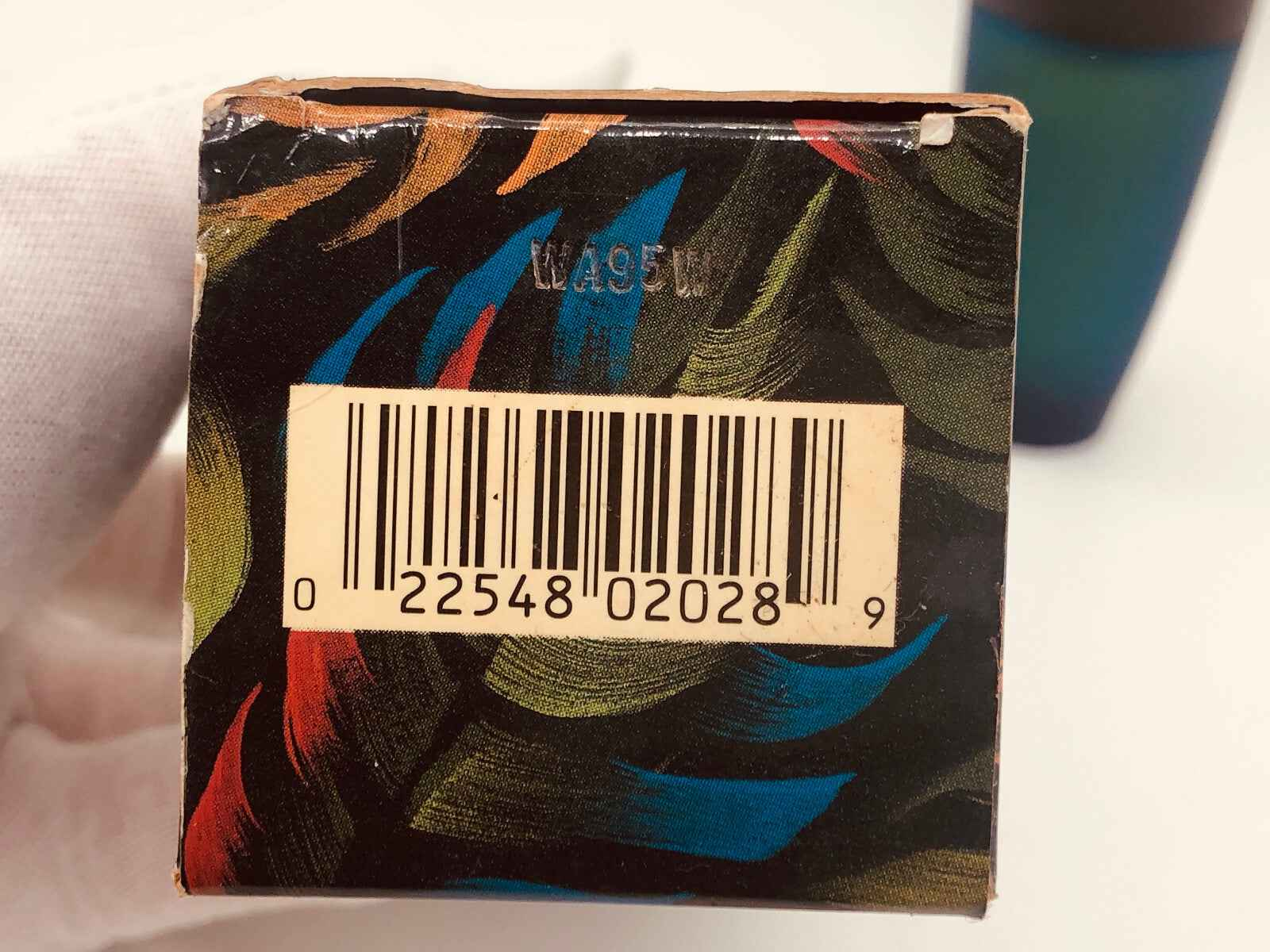 Confezione del profumo Aramis Havana Vintage con design colorato e codice a barre sul retro