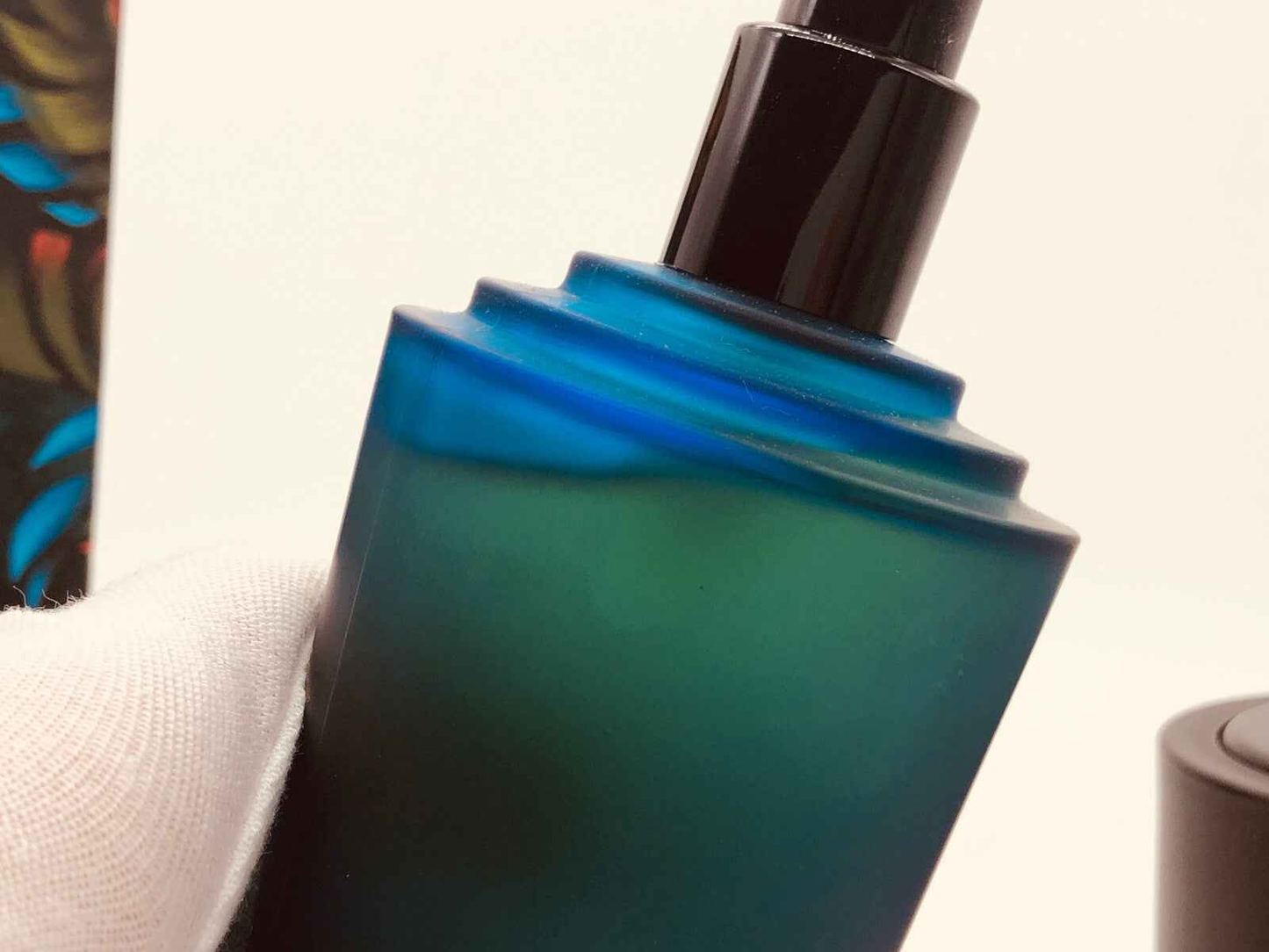 Flacone di profumo Aramis Havana Vintage con design elegante e tonalità verde e blu