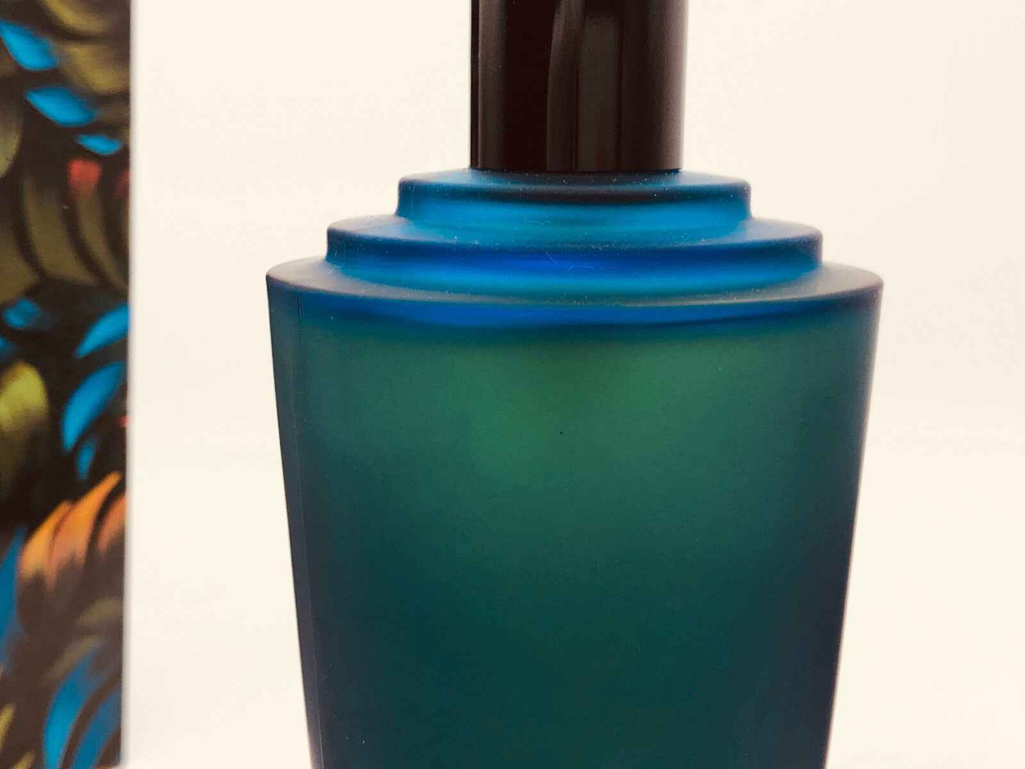 Flacone di profumo Aramis Havana Vintage con design elegante in tonalità verde e blu
