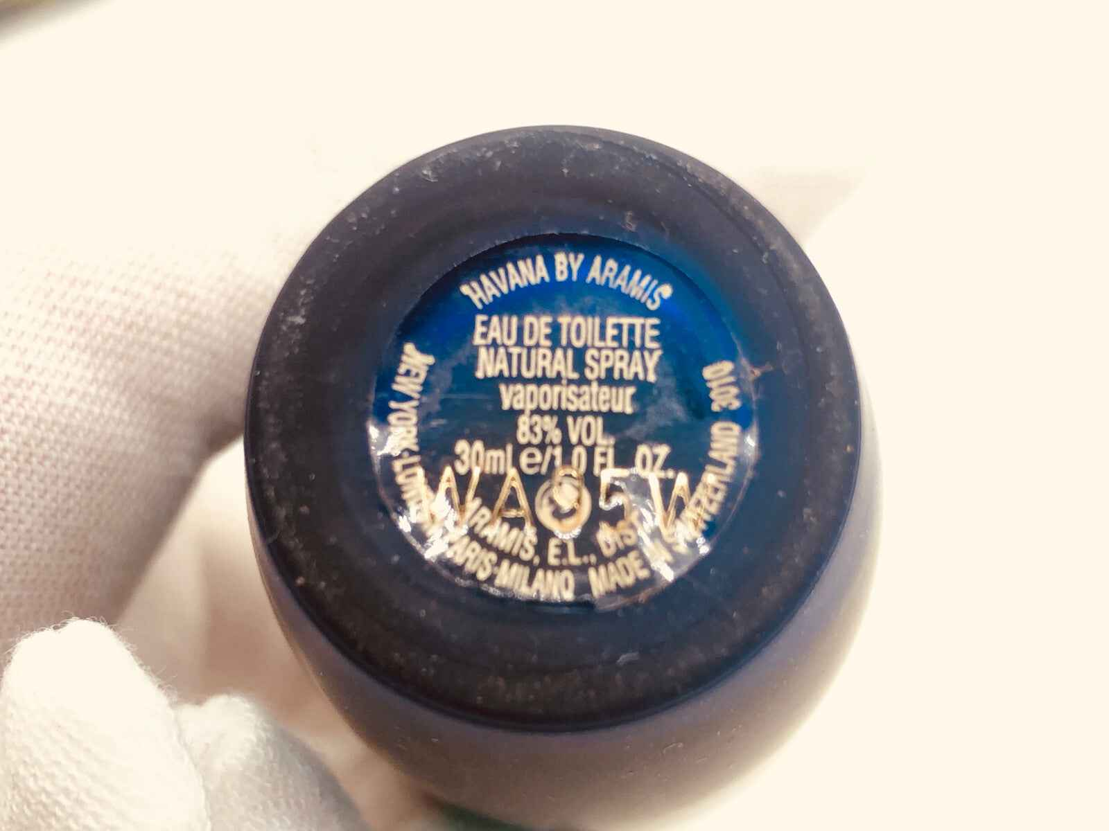 Dettaglio del fondo della bottiglia di profumo Aramis Havana Vintage con etichetta e specifiche del prodotto