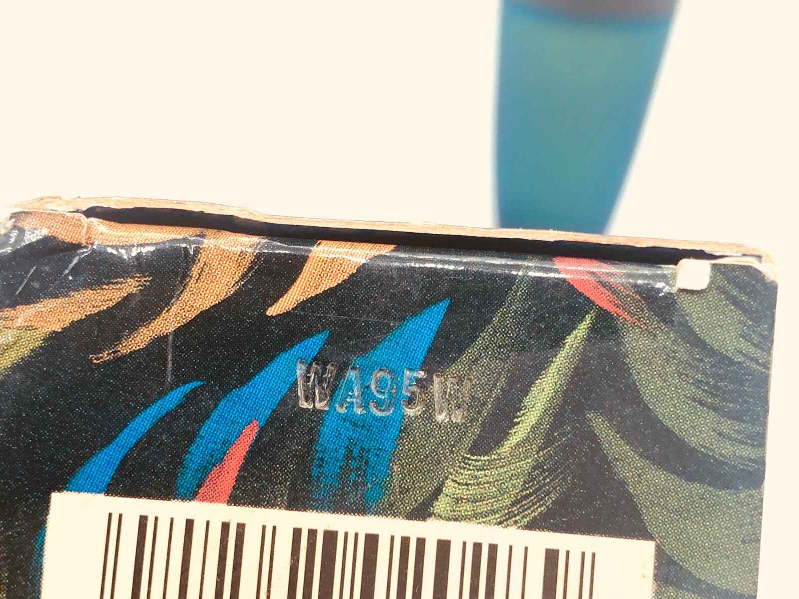 Scatola del Profumo Aramis Havana Vintage con design colorato e codice a barre sul retro