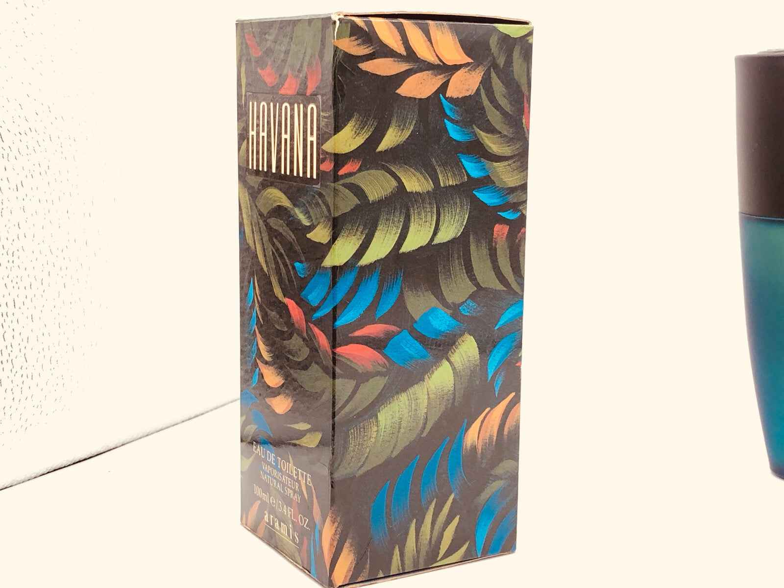 Scatola del profumo Aramis Havana Vintage con design colorato di foglie tropicali
