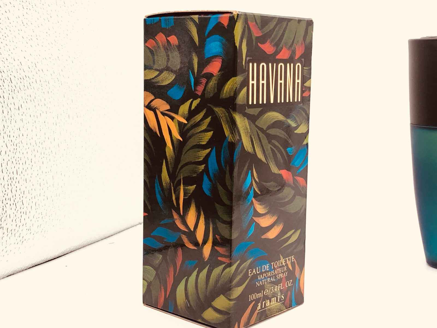 Confezione di profumo Aramis Havana Vintage con design di foglie tropicali e dettagli eleganti