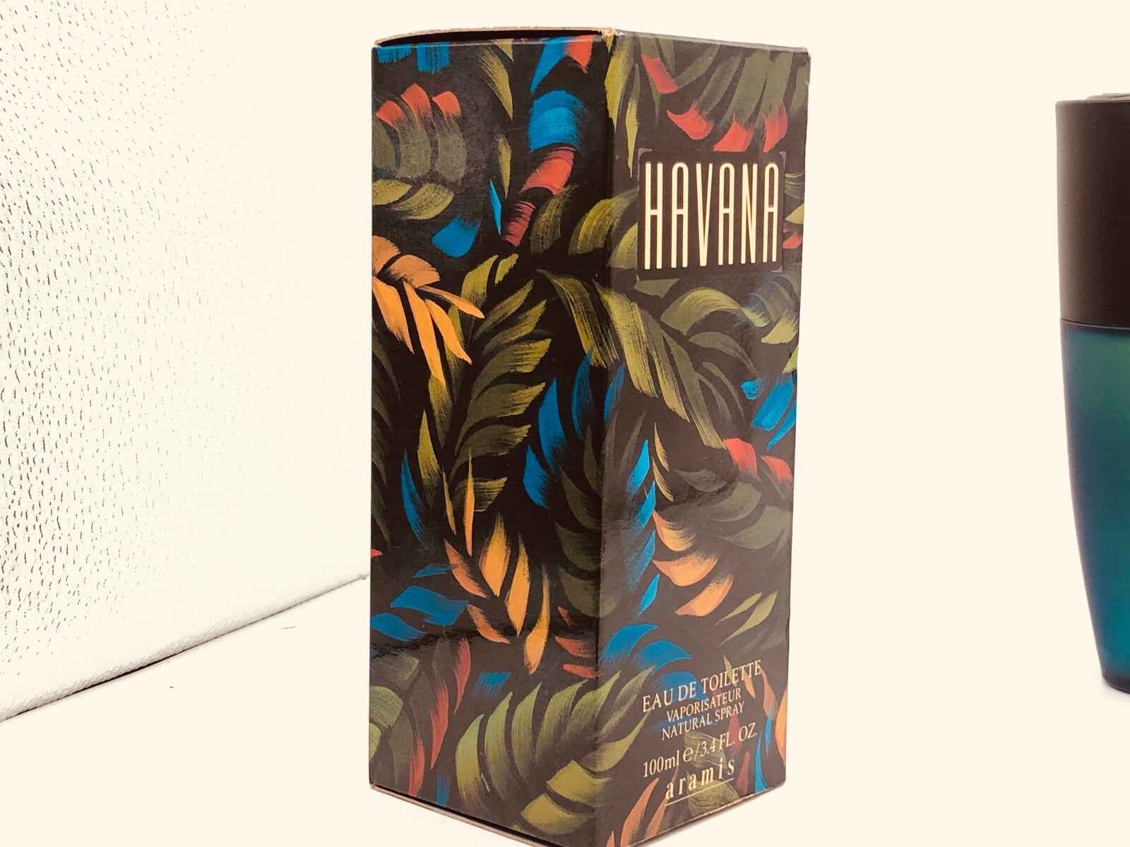 Confezione di profumo Aramis Havana Vintage con design di foglie tropicali e dettagli eleganti