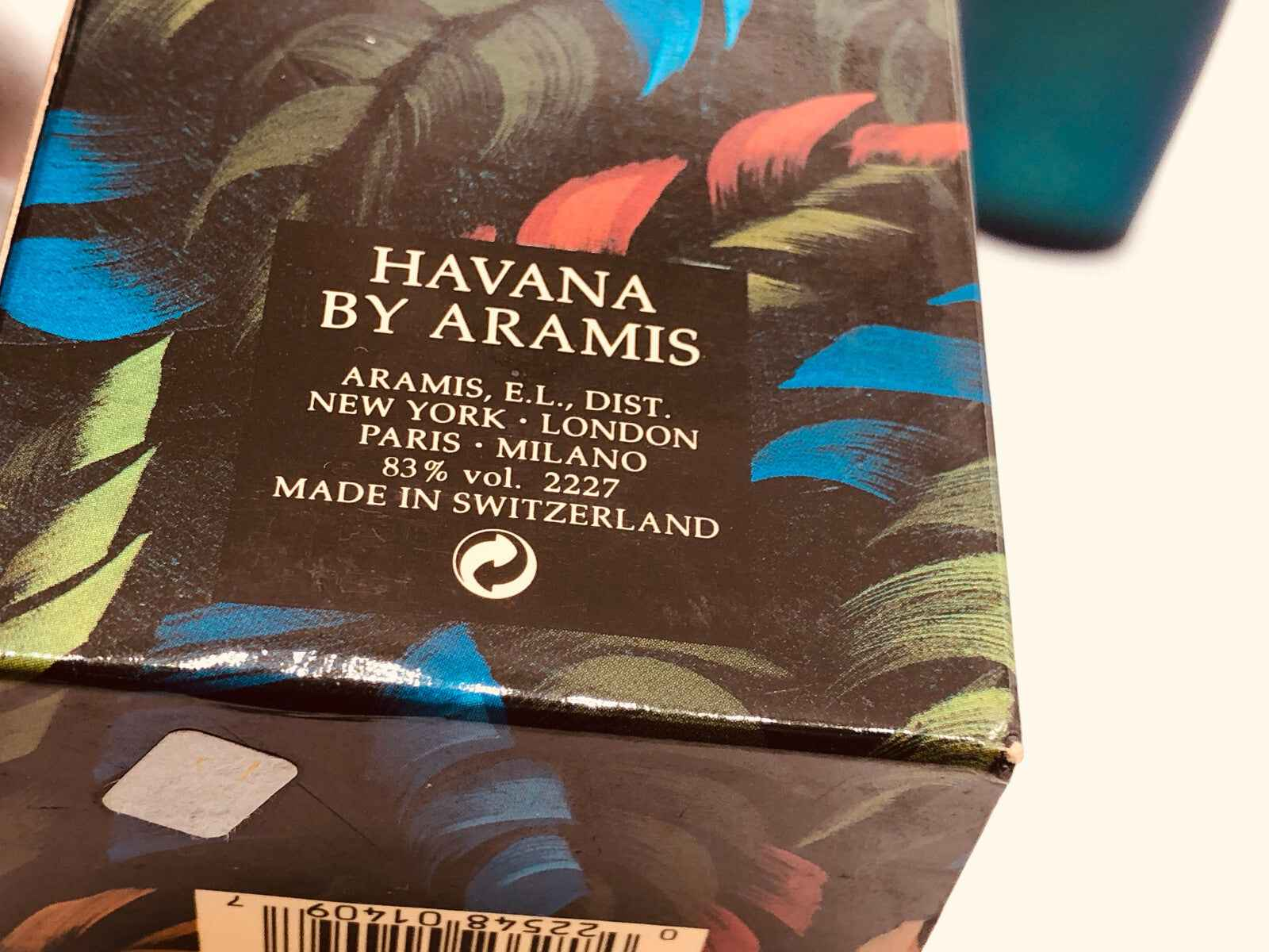 Scatola del profumo Aramis Havana Vintage con design colorato e dettagli sulla produzione