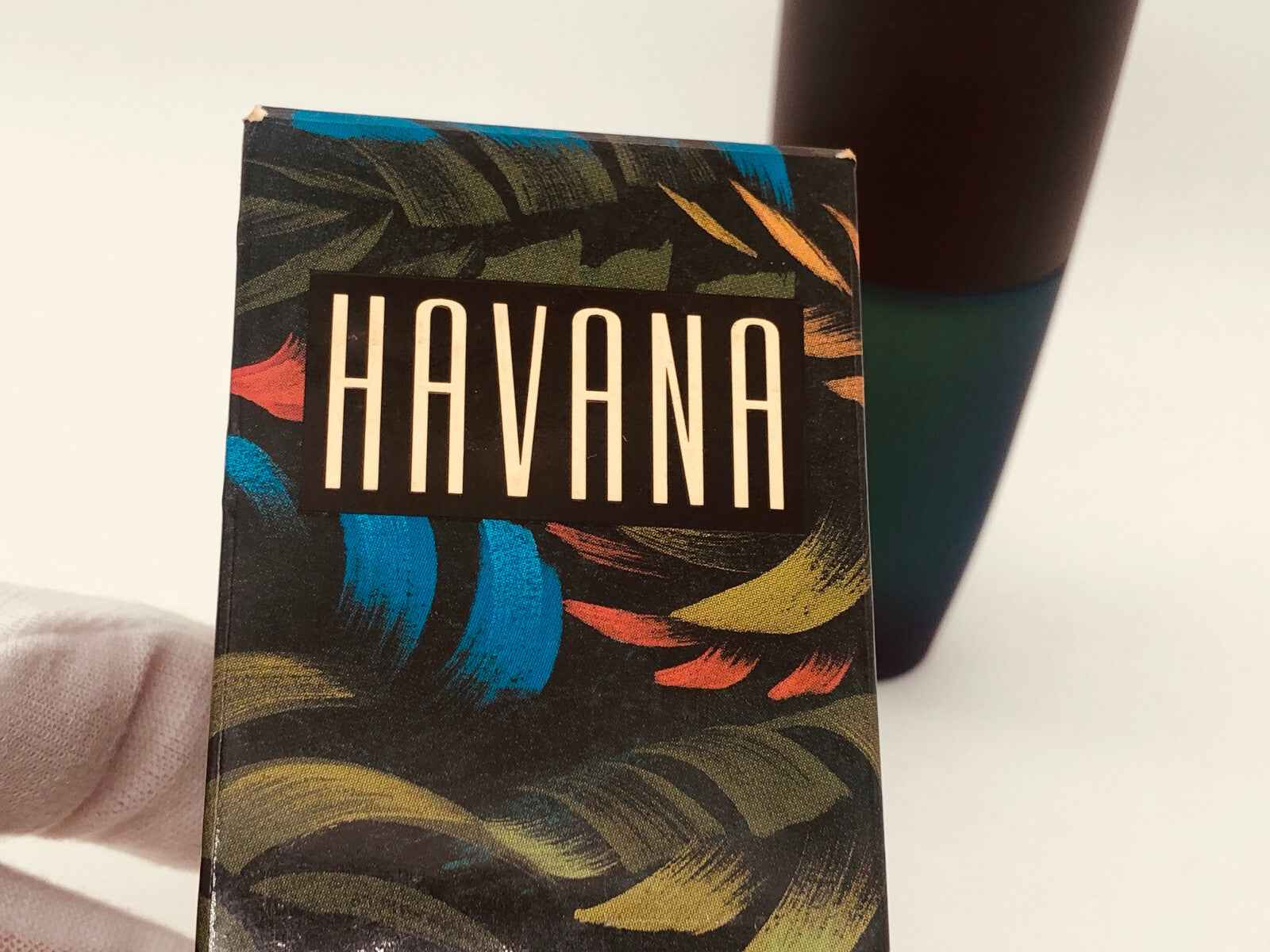 Confezione del profumo Aramis Havana Vintage con design colorato e logo 'HAVANA'