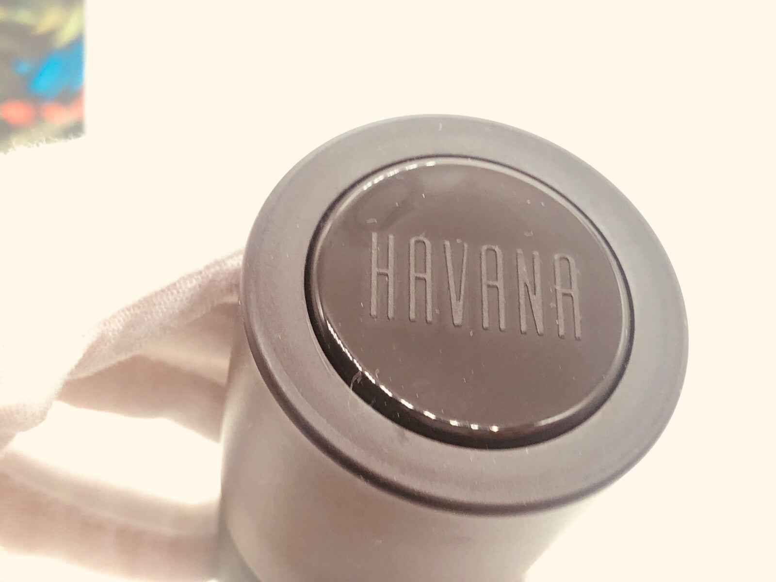 Tappo di bottiglia del profumo Aramis Havana Vintage con la scritta HAVANA in rilievo