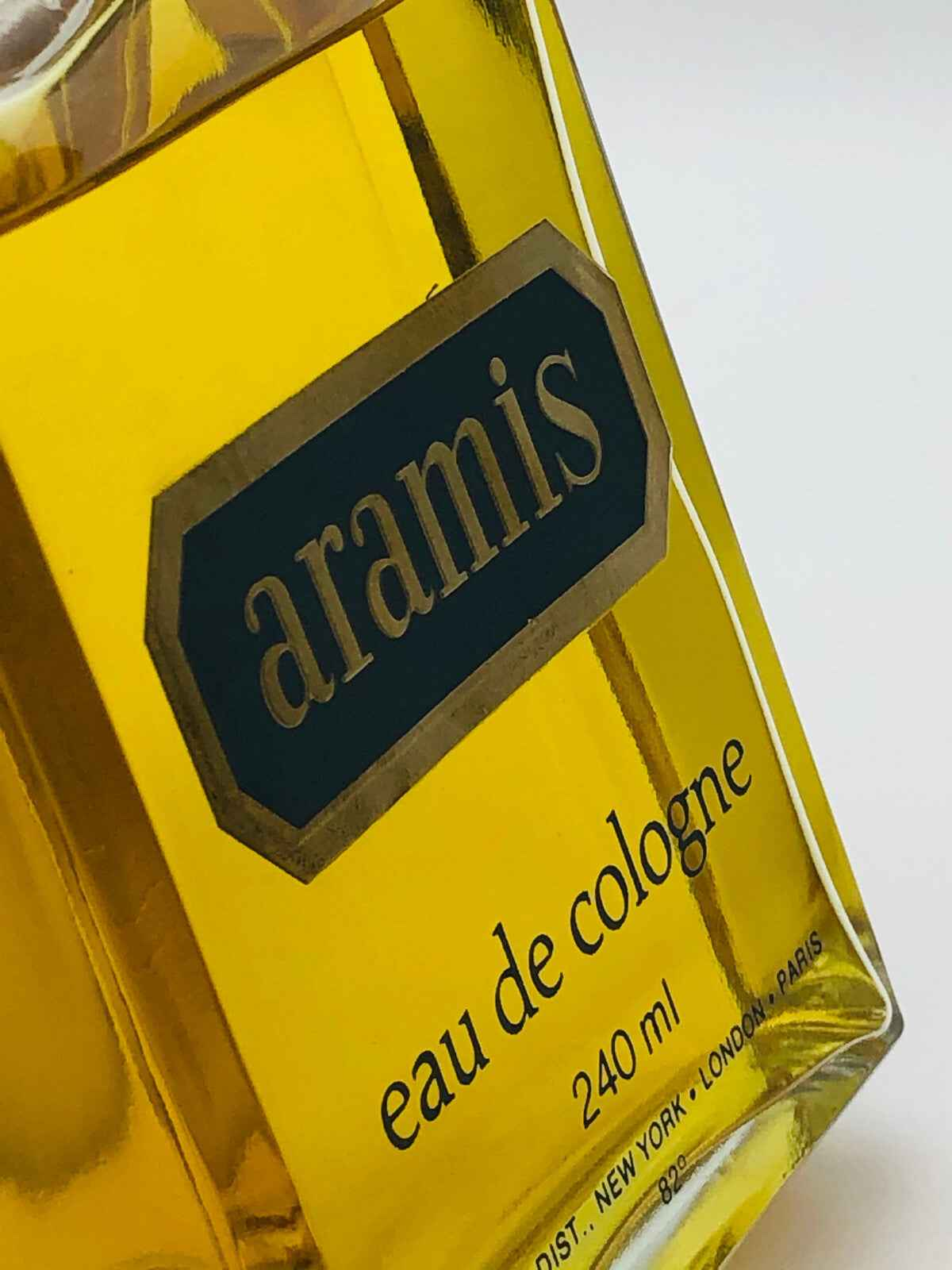 Flacone di Vintage Aramis Cologne da 240 ml con etichetta elegantesul design classico