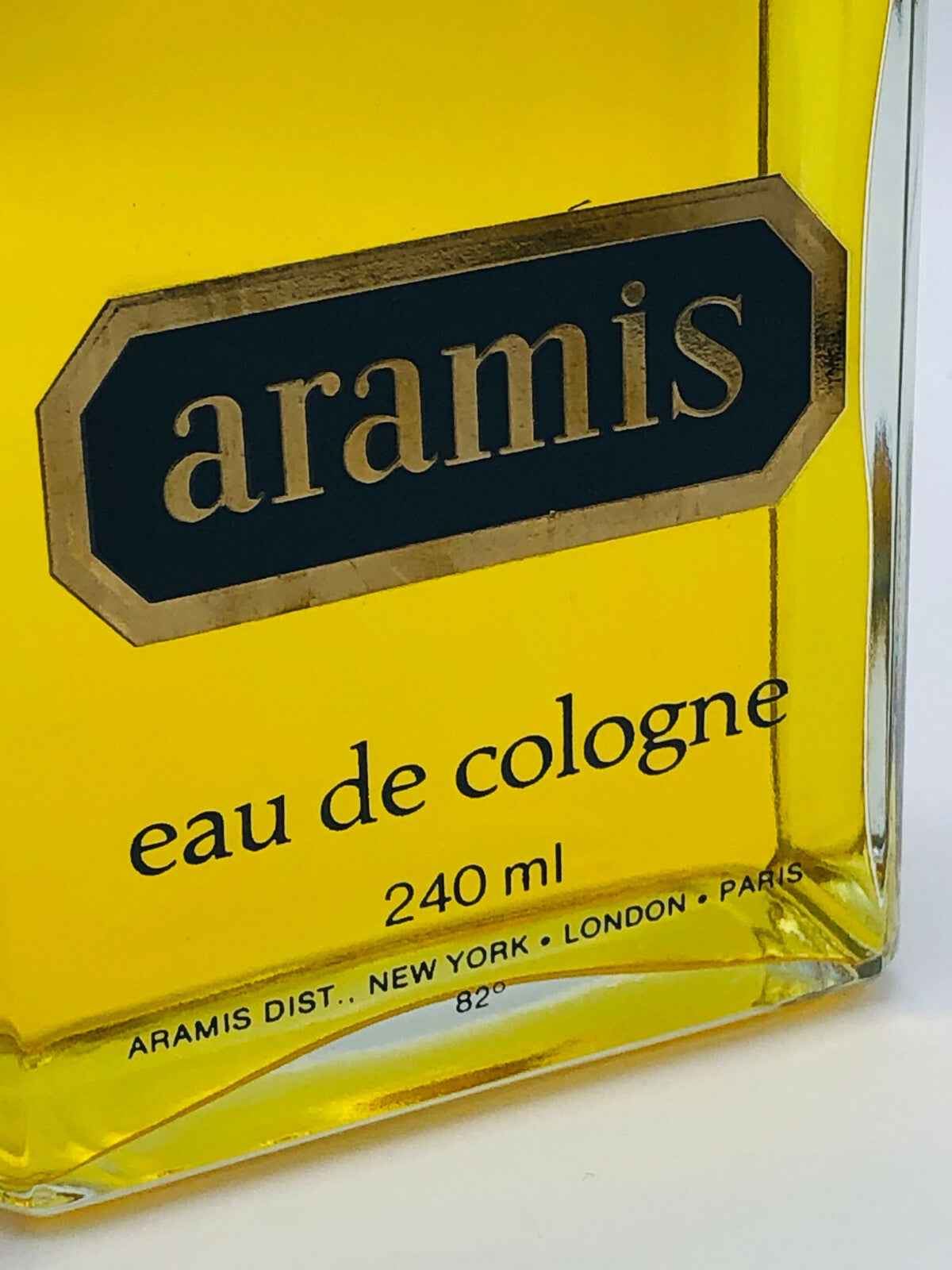Flacone di Vintage Aramis Cologne da 240 ml con etichetta elegante e design vintage
