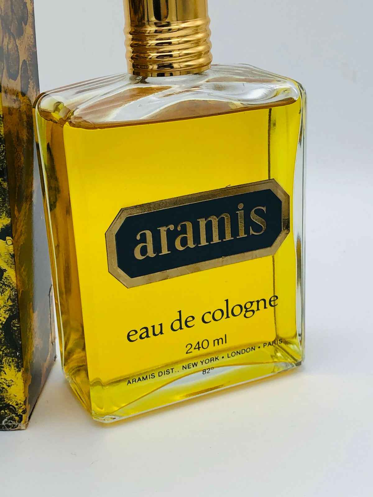 Colonia Vintage Aramis in flacone da 240 ml con design classico e elegante