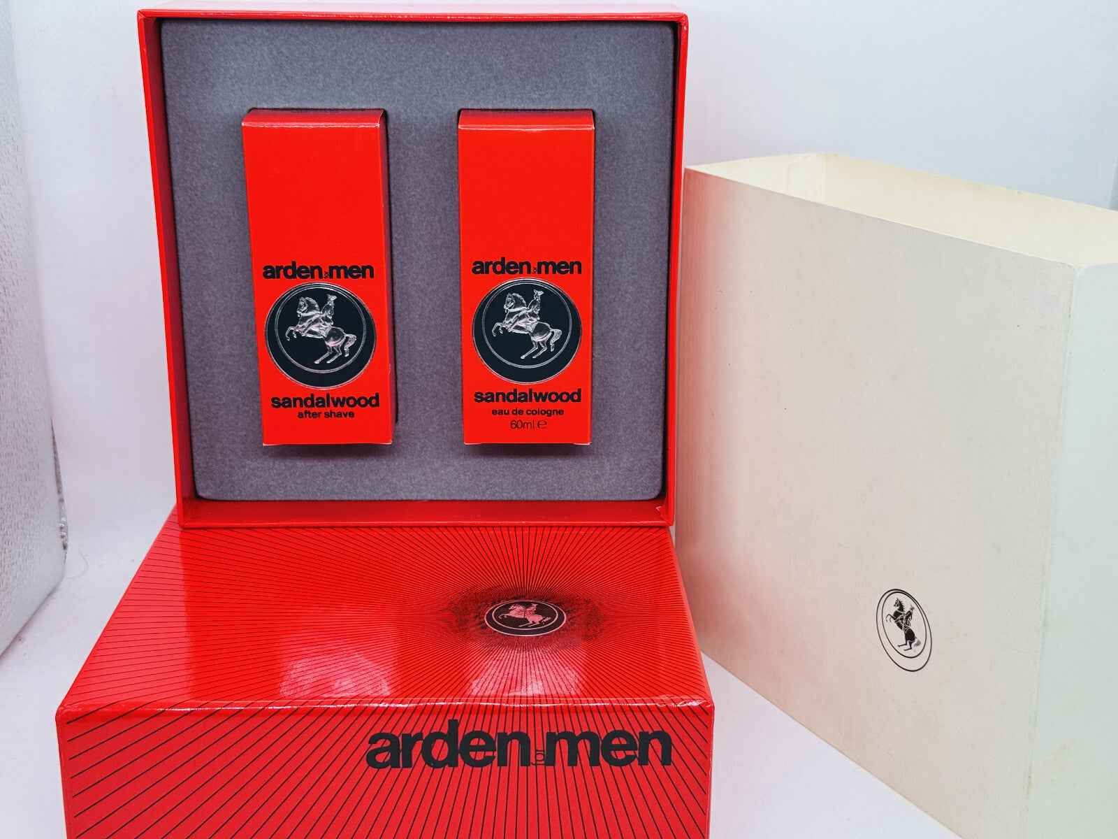 Confezione regalo di profumi Elizabeth Arden Sandalwood con due flaconi in elegante scatola rossa