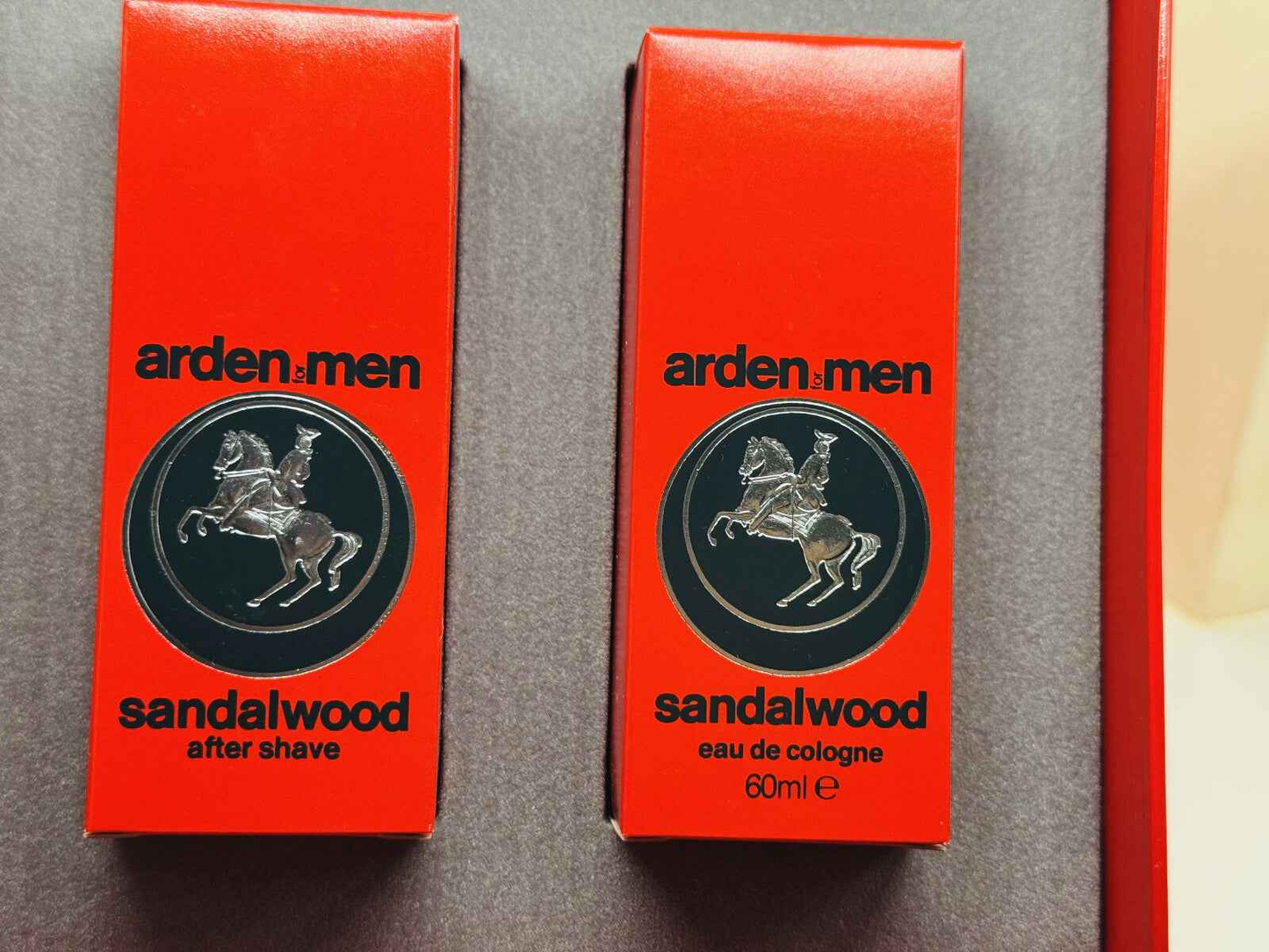 Elizabeth Arden Sandalwood confezione di dopobarba e colonia da 60ml con design elegante in rosso