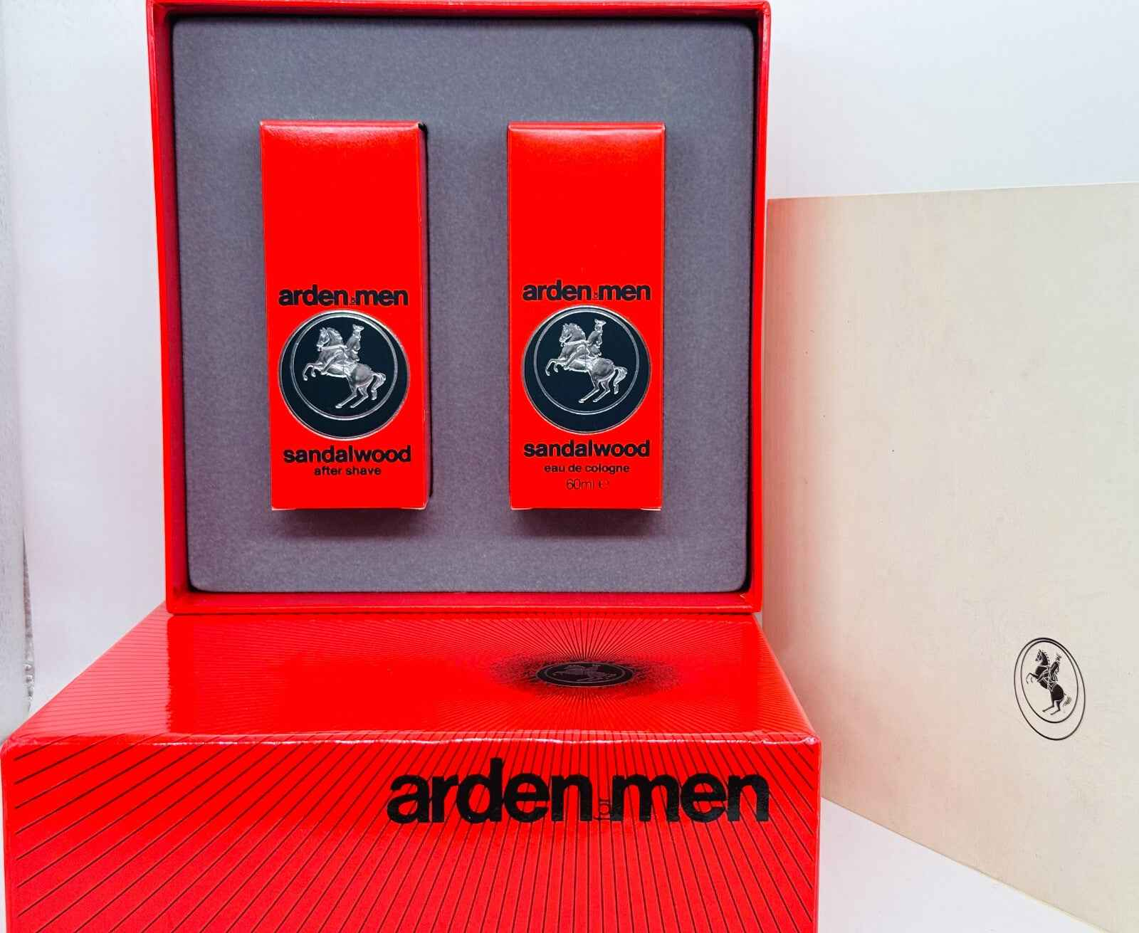 Set regalo Elizabeth Arden Sandalwood con profumo e dopobarba in confezione elegante