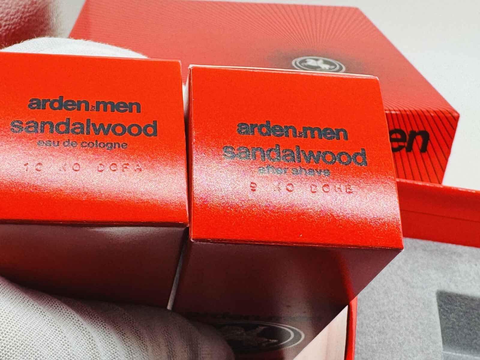 Scatole di Elizabeth Arden Sandalwood, cologne e dopobarba, in packaging rosso accattivante