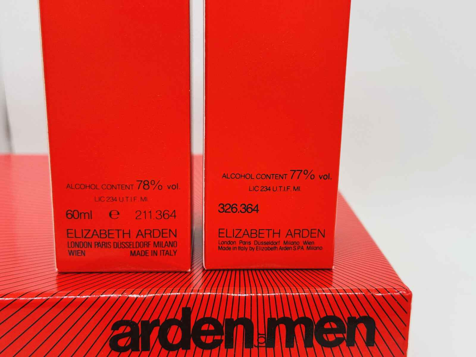 Due flaconi di profumo Elizabeth Arden Sandalwood con etichette rosse e contenuto alcolico