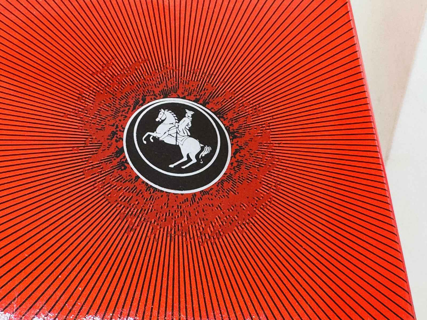 Scatola di profumo Elizabeth Arden Sandalwood con design rosso e logo distintivo