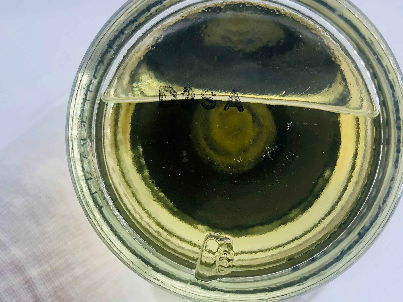 Bottiglia di profumo vintage Arden Citruswood con tappo trasparente e liquido dorato