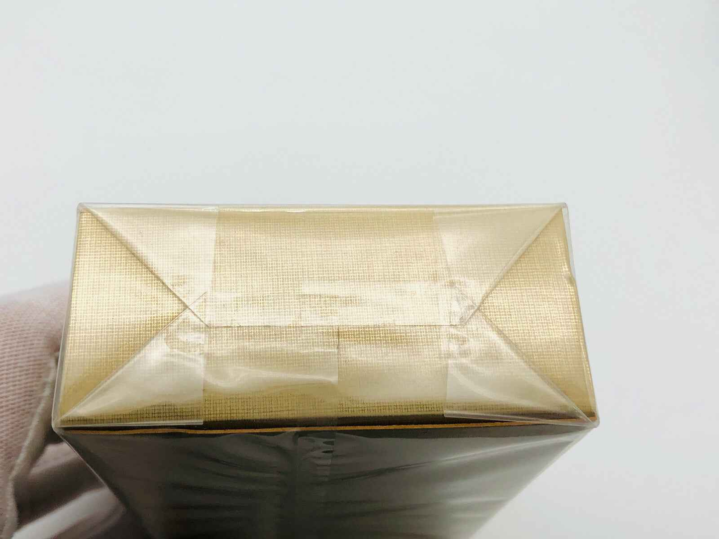 Confezione del profumo Armani Sensi con finitura dorata e dettagli eleganti