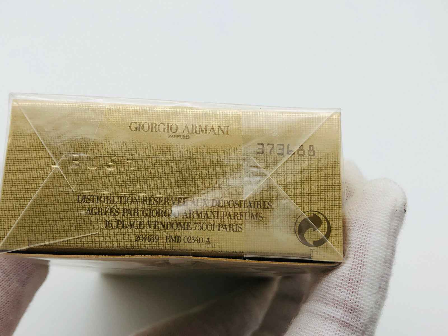 Scatola di profumo Armani Sensi di Giorgio Armani con design elegante in oro