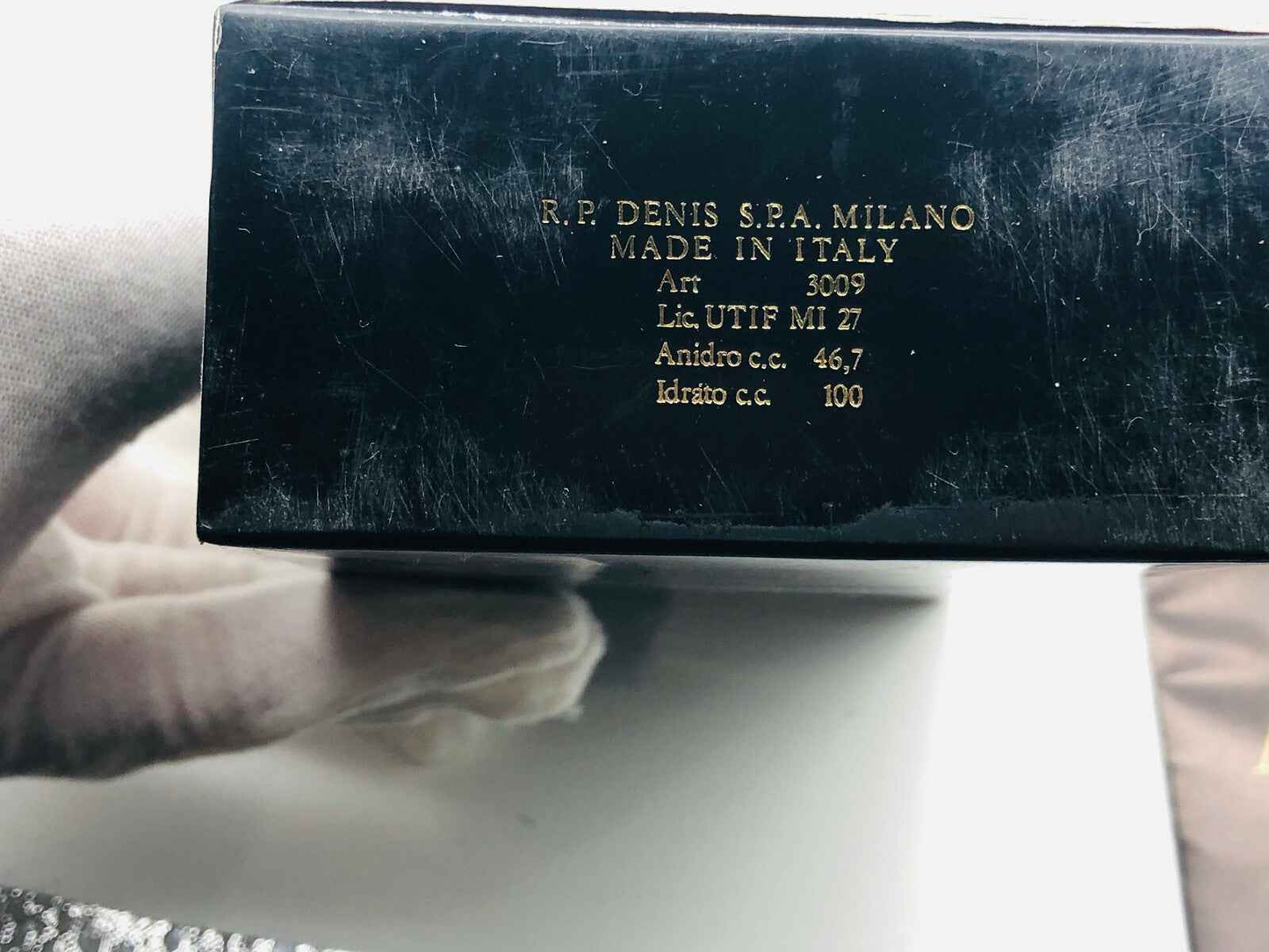 Scatola di profumo Arrogance Pour Homme con dettagli di produzione in italiano