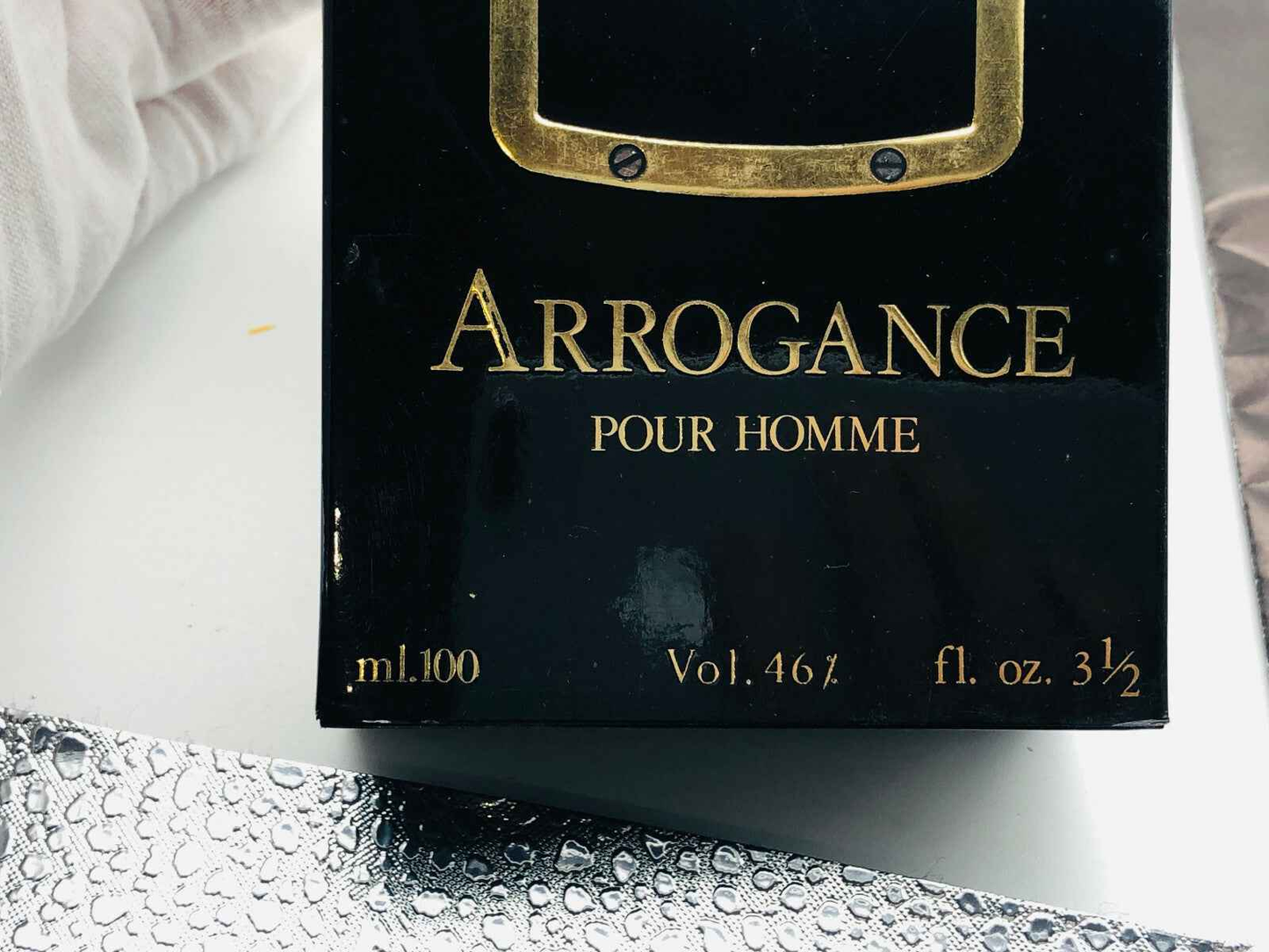 Flacone di profumo Arrogance Pour Homme da 100 ml con etichetta elegante e design sofisticato