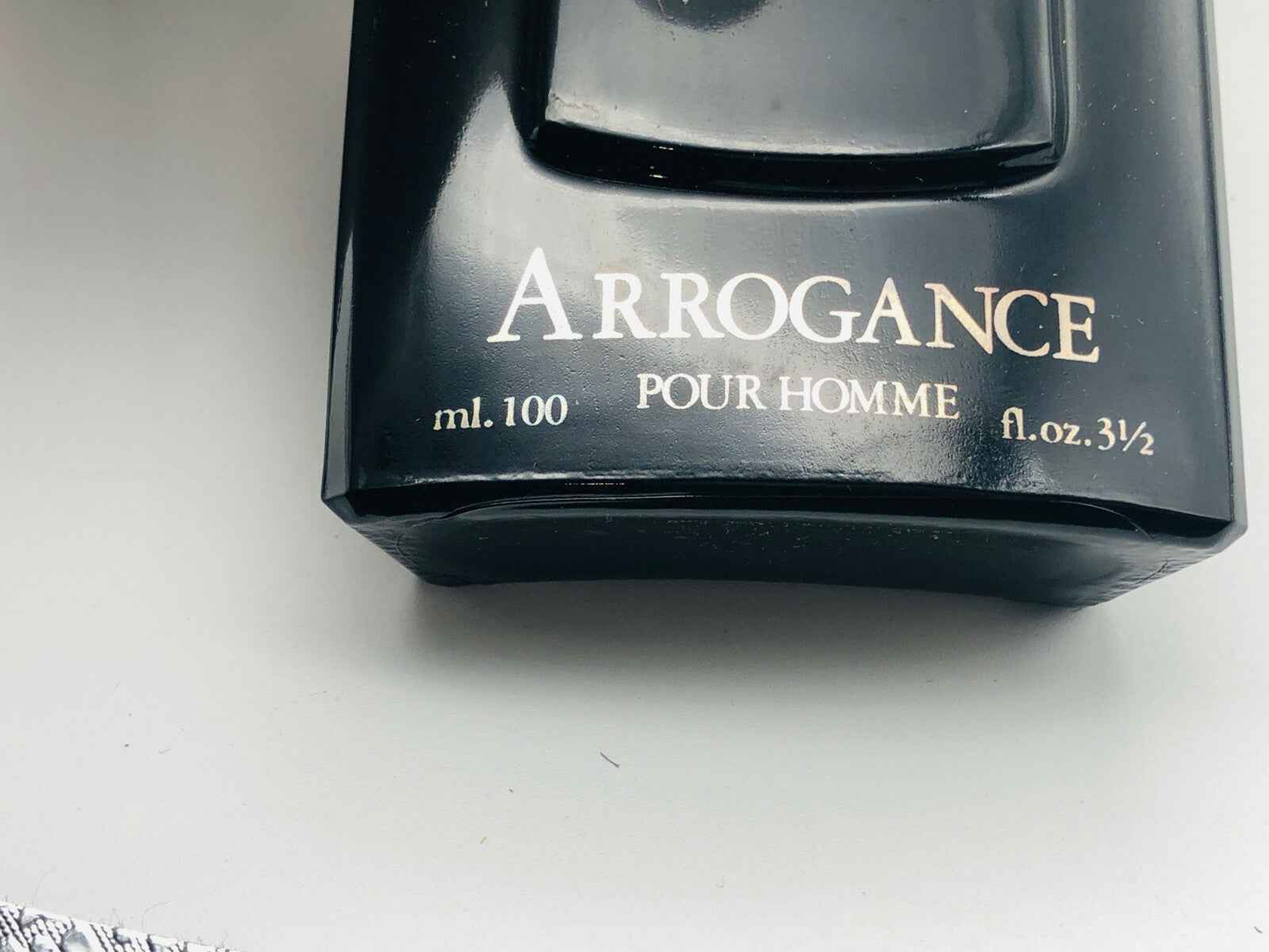 Flacone di profumo Arrogance Pour Homme da 100 ml con design elegante e sofisticato