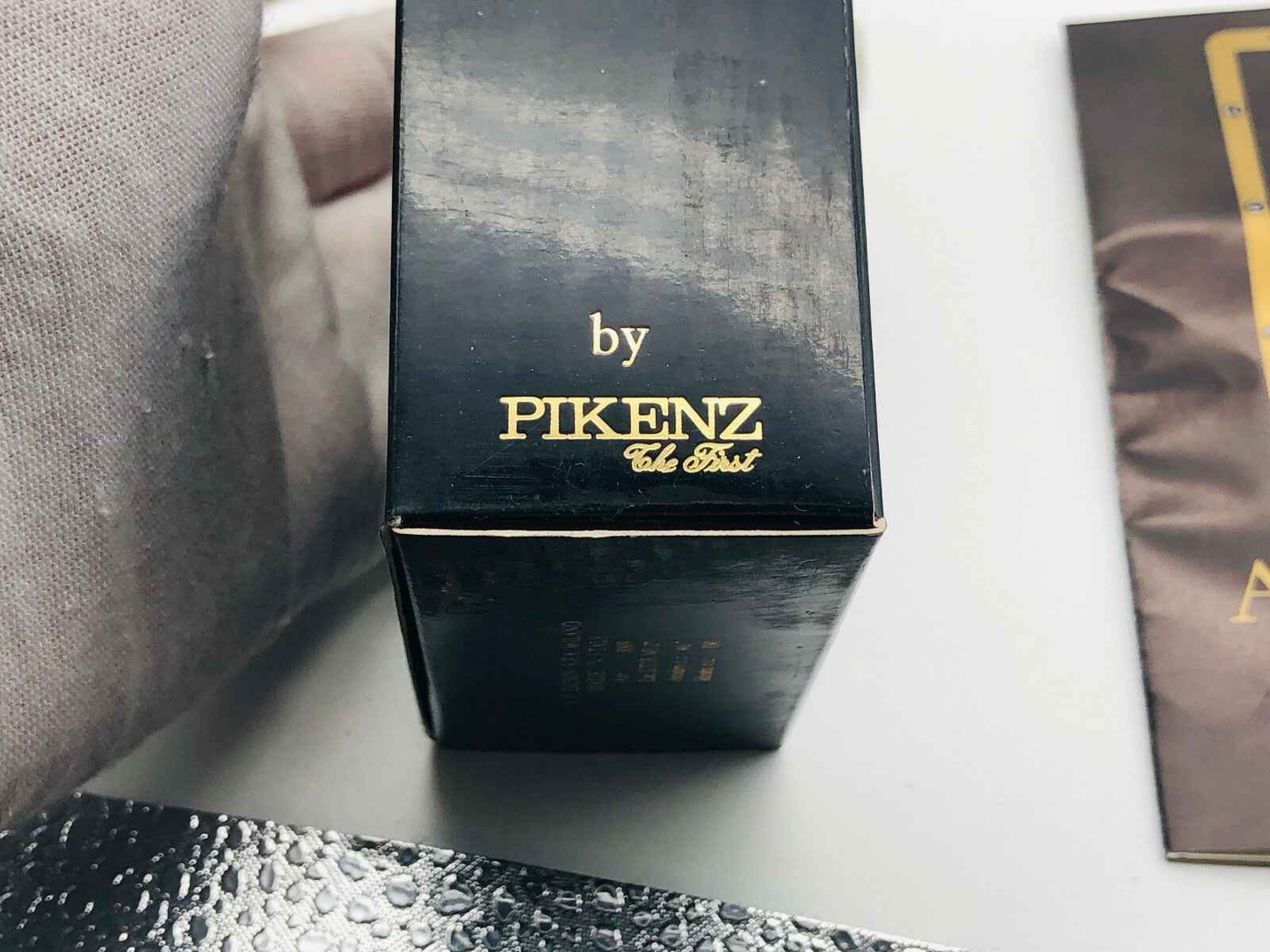 Scatola di profumo Arrogance Pour Homme by PIKENZ con design elegante e sofisticato