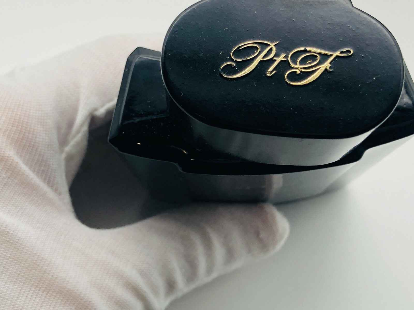 Flacone di profumo Arrogance Pour Homme con tappo nero e dettagli dorati, ideale per uomini eleganti