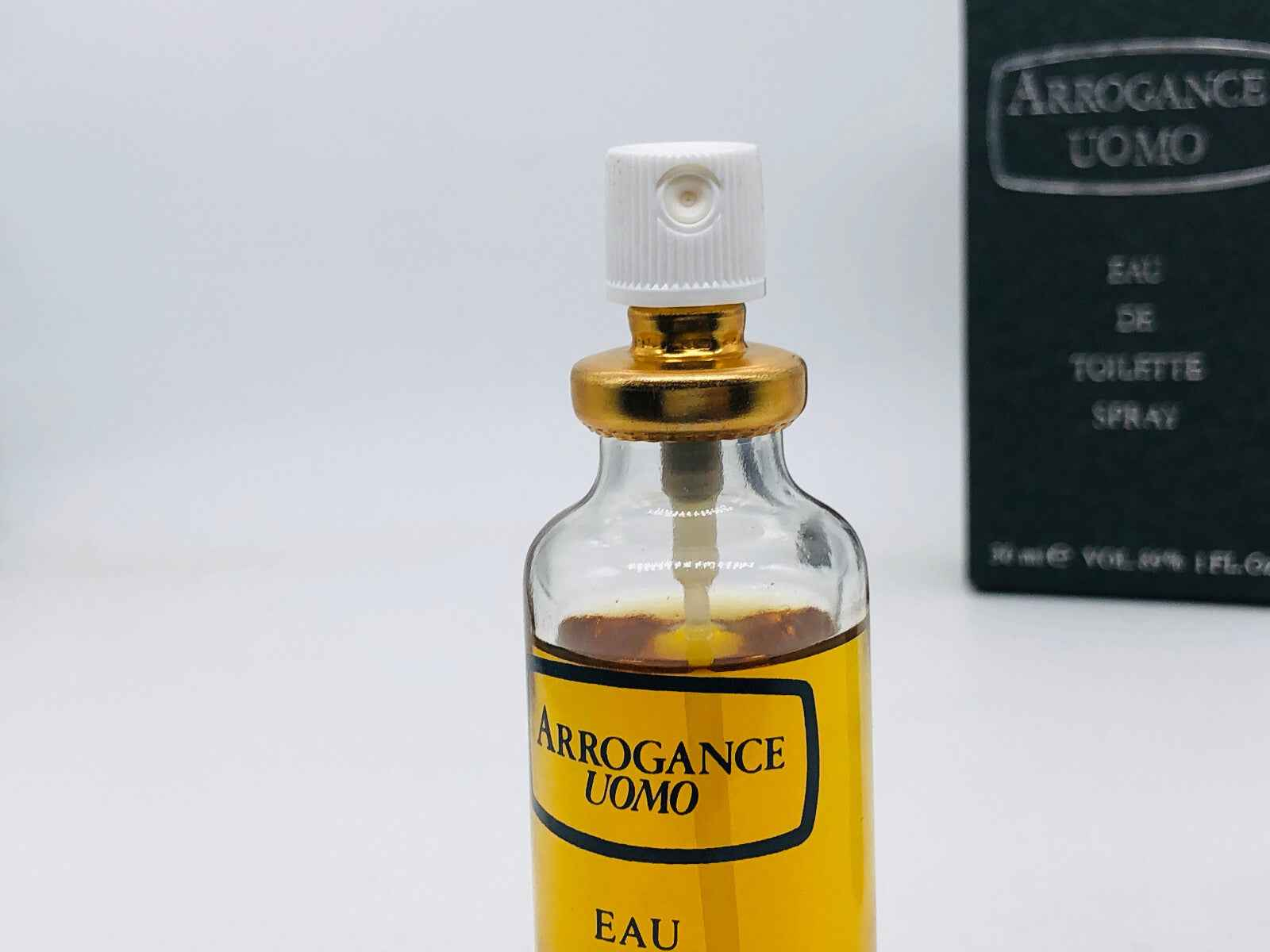 Flacone di profumo Arrogance Uomo Vintage con erogatore e etichetta distintiva