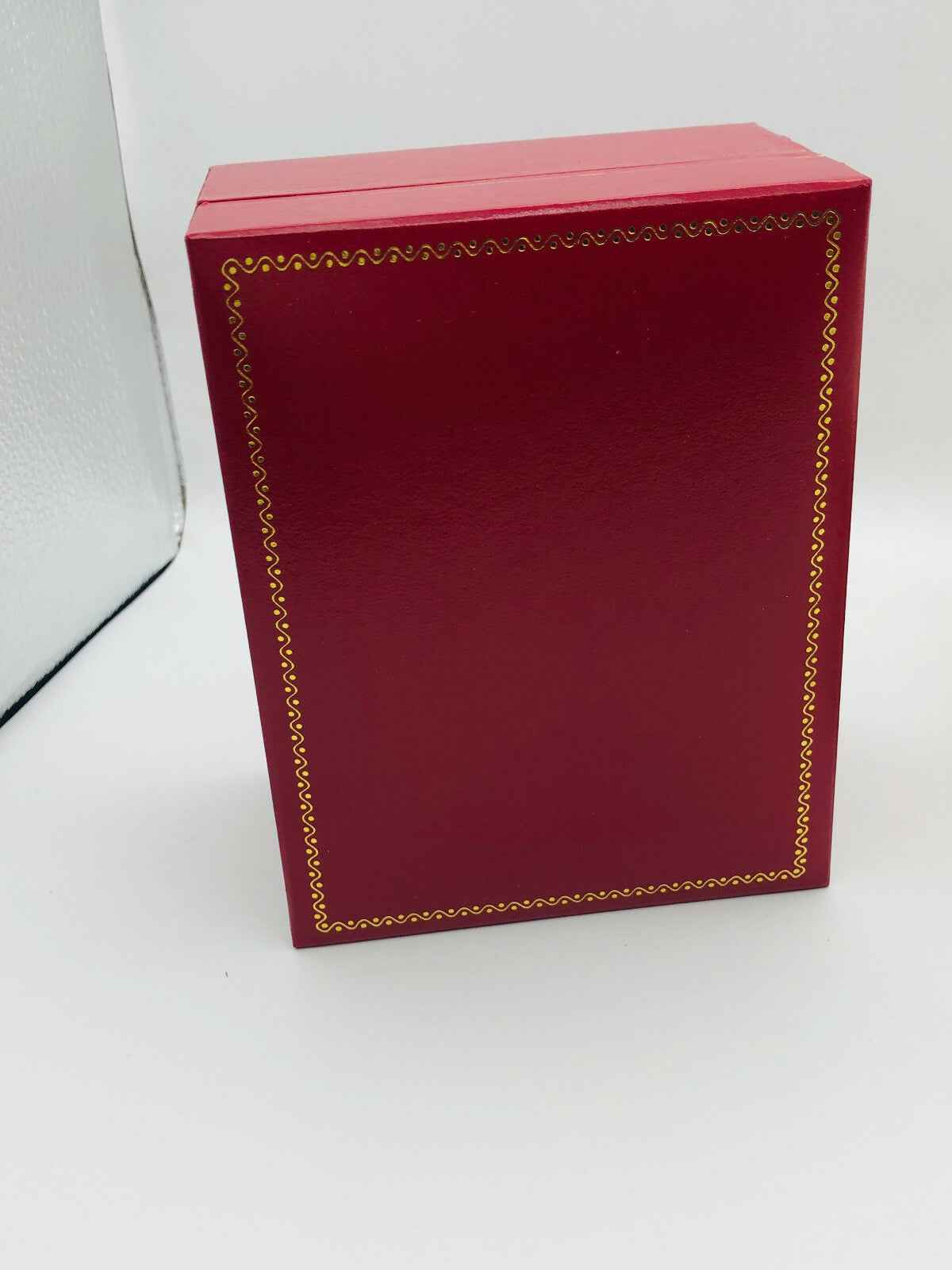 Scatola rossa elegante per Brush Silvertip Badger della The Art Of Shaving, decorata con un bordo dorato