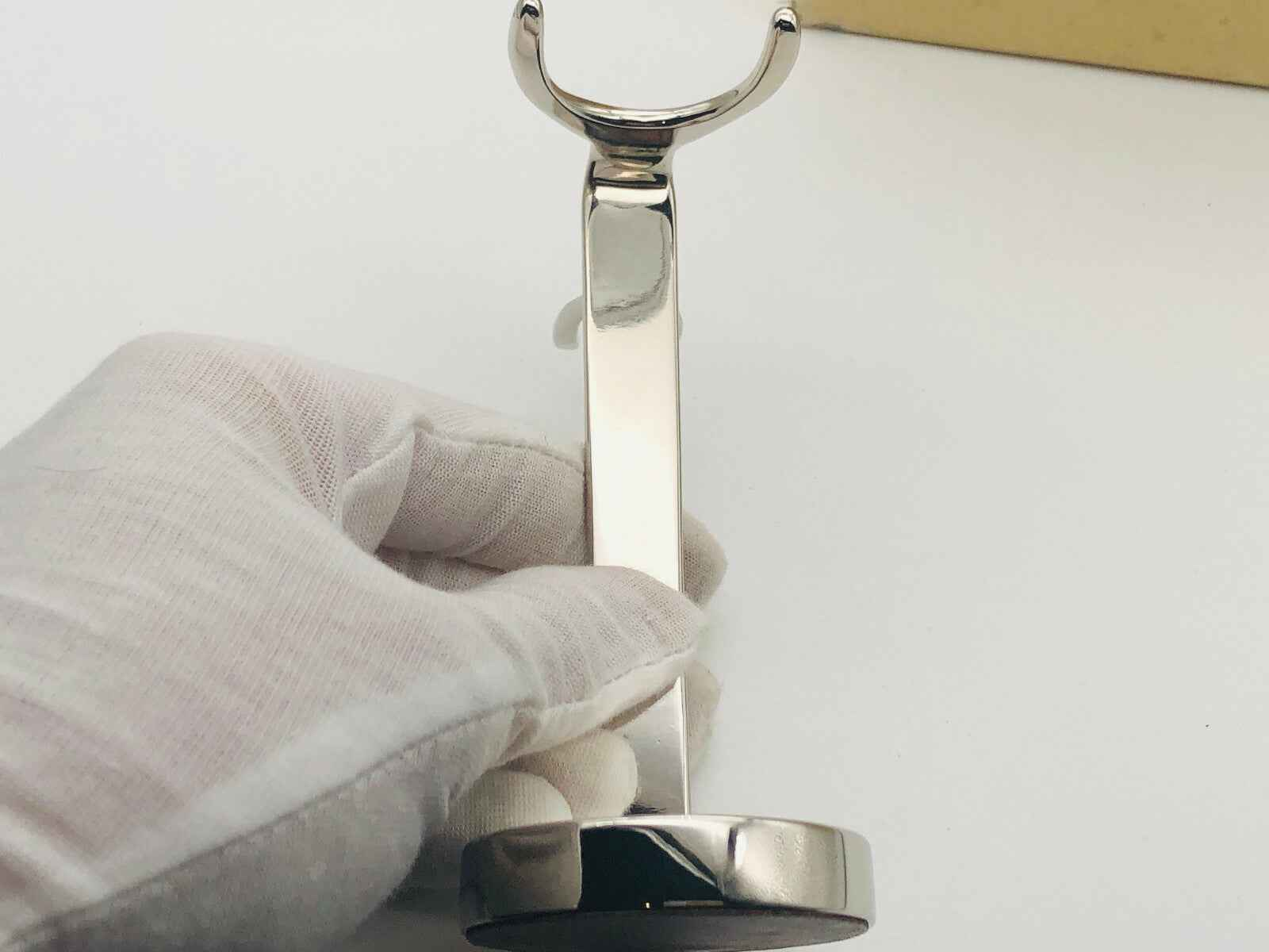 Supporto compatto Art Of Shaving in metallo lucido per rasoio e pennello da barba