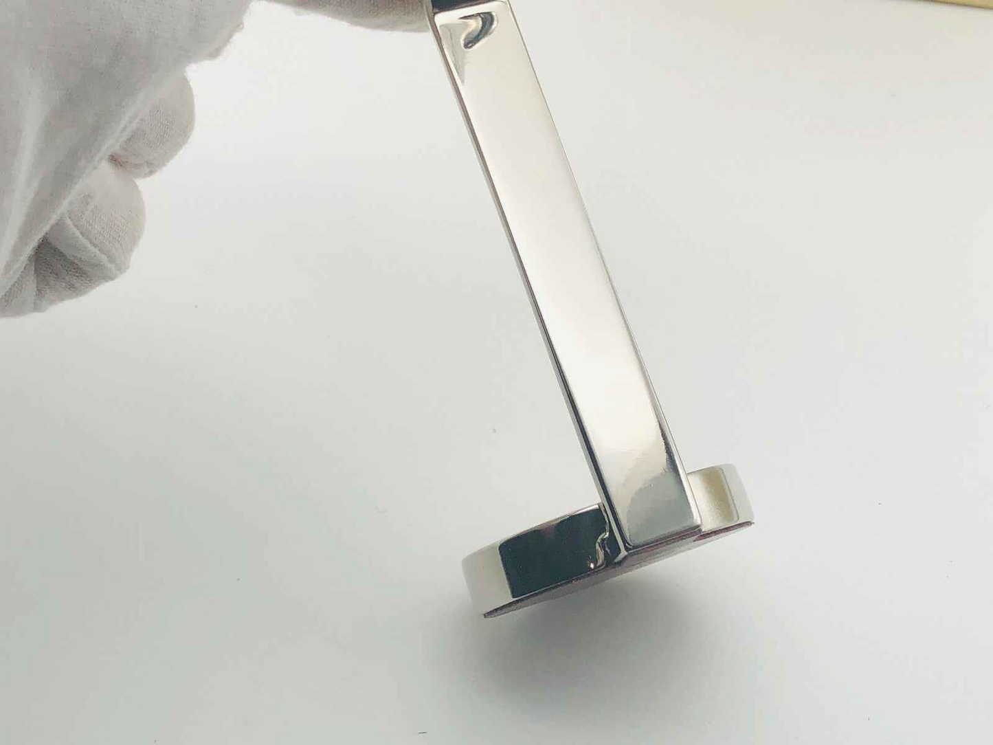 Supporto compatto Art Of Shaving in metallo lucido, ideale per riporre il rasoio con eleganza