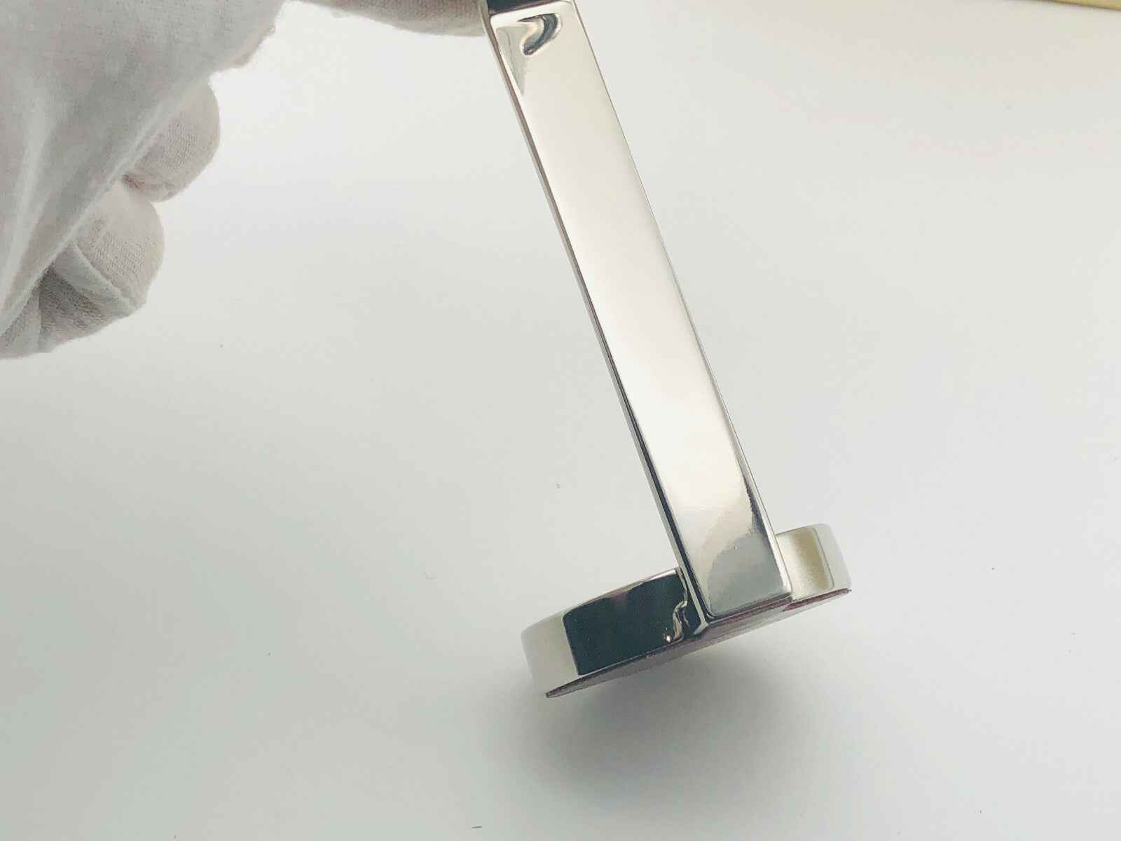 Supporto compatto Art Of Shaving in metallo lucido, ideale per riporre il rasoio con eleganza