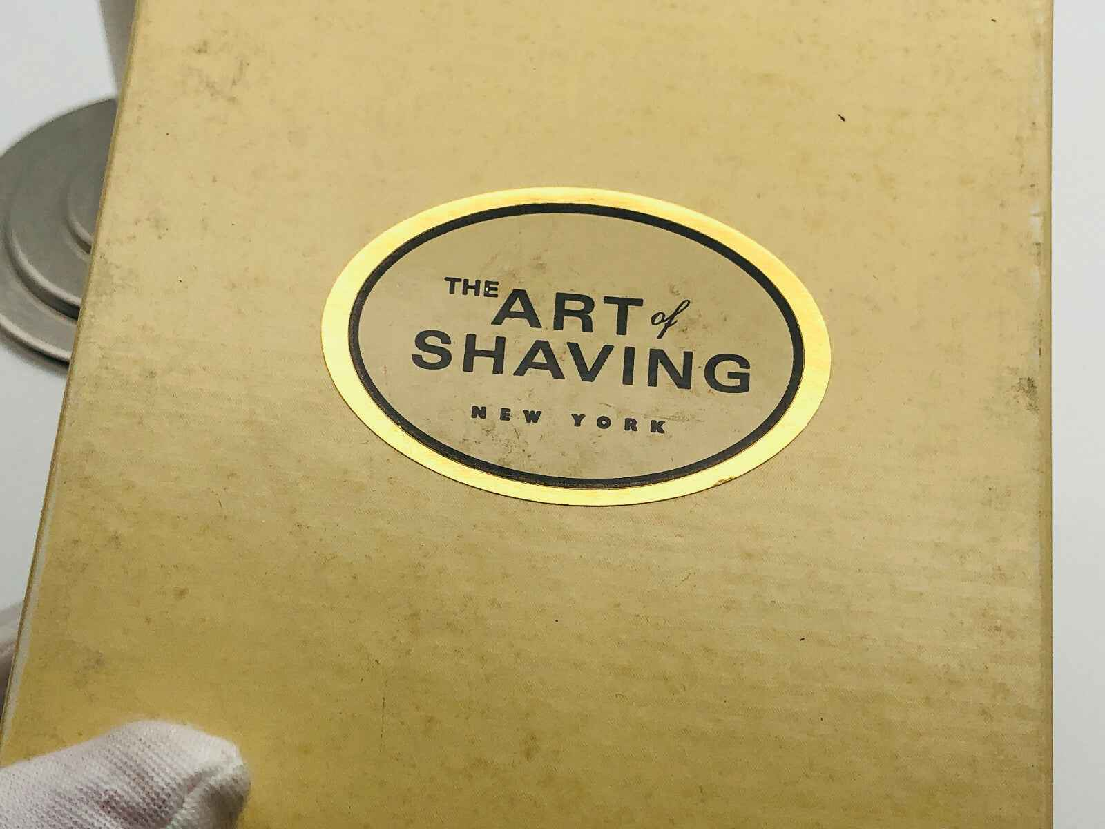 Scatola del The Art Of Shaving Luxury Nickel Stand con logo dorato per prodotti da barba