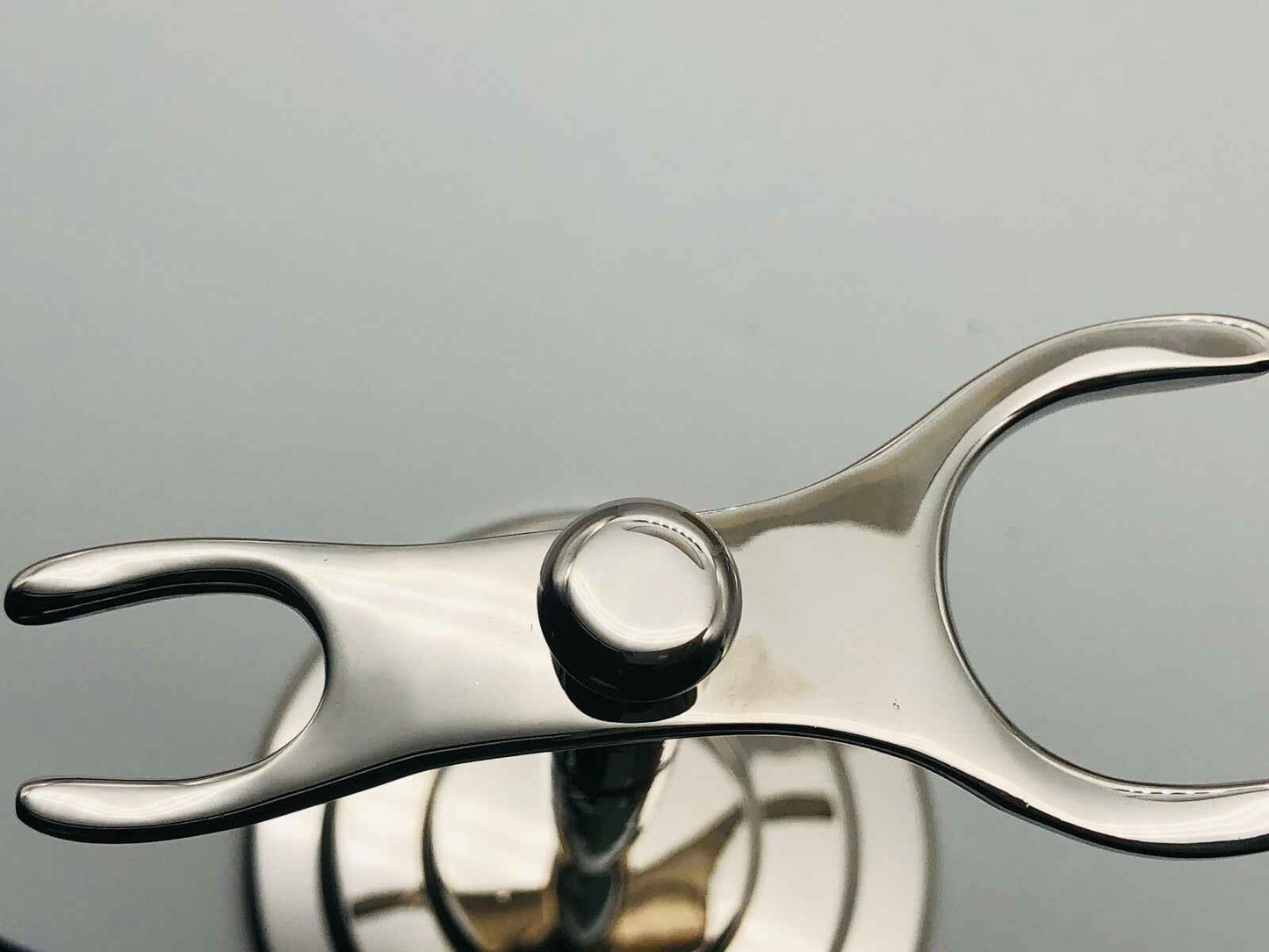 Art Of Shaving Luxury Nickel Stand elegante e resistente per rasoi da uomo in finitura lucida