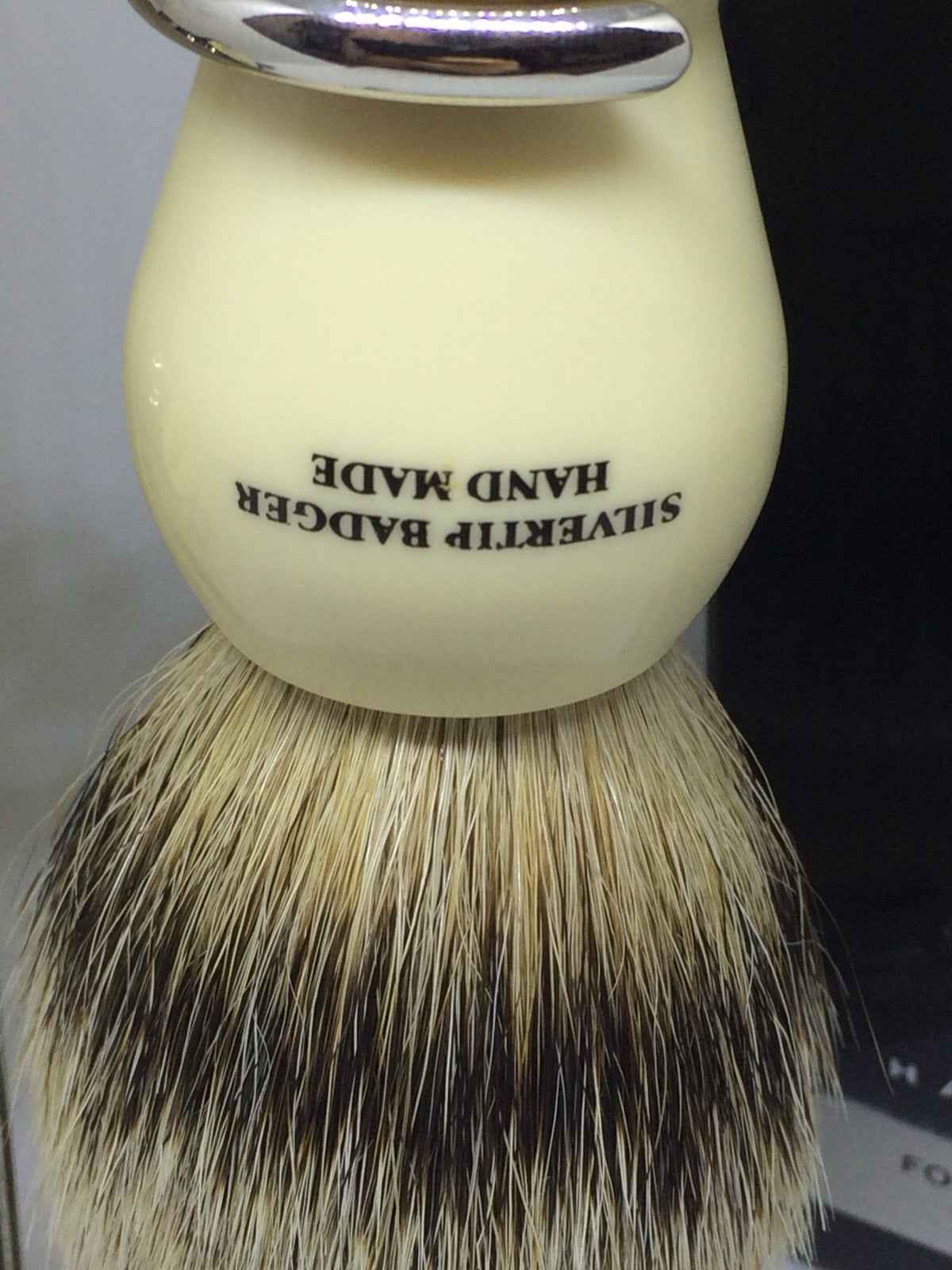 Pennello da barba Art Of Shaving in setole di visone argentato, realizzato a mano per una rasatura perfetta