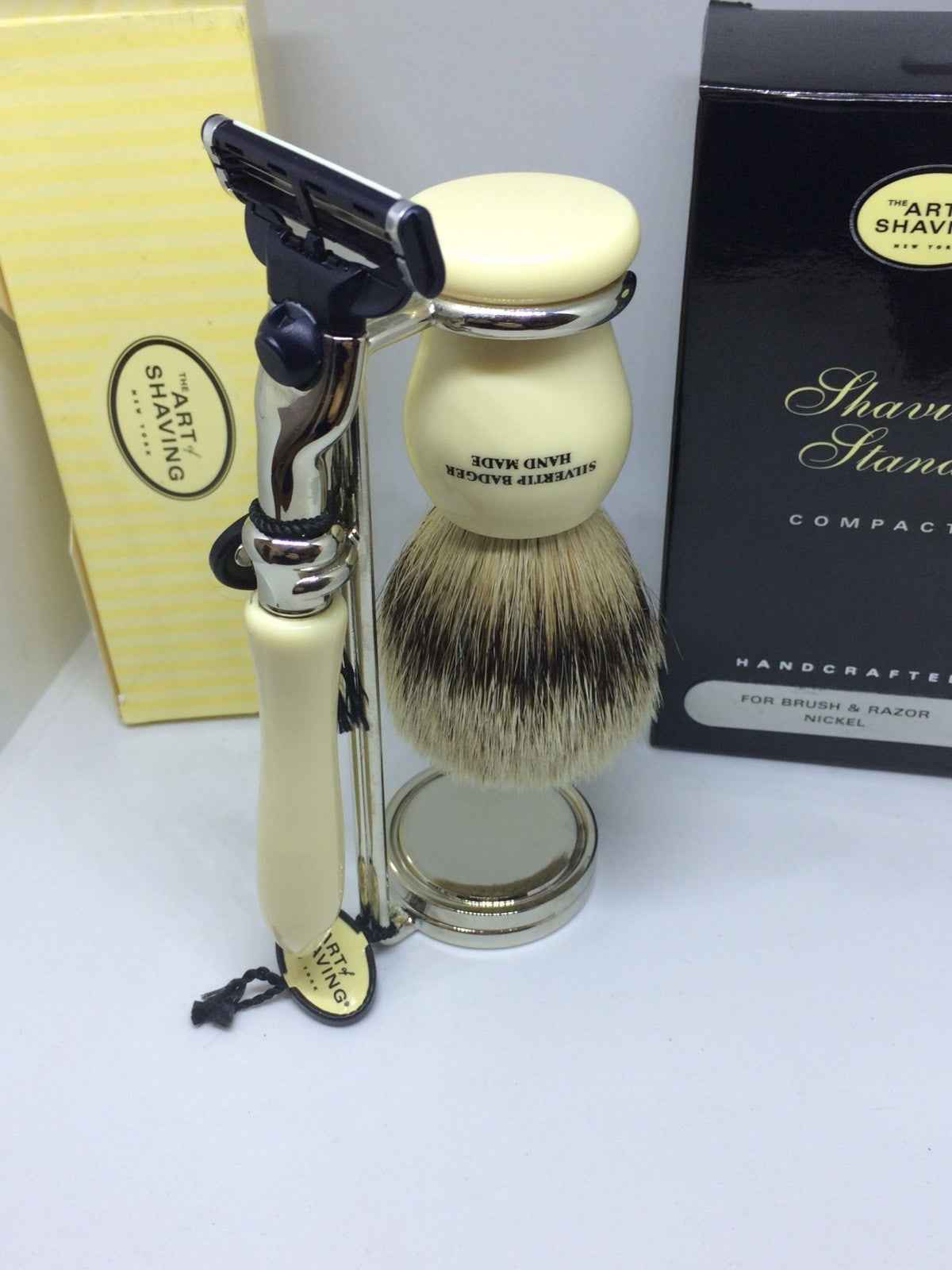 Set da barba Art Of Shaving con pennello, rasoio e supporto elegante per una rasatura perfetta